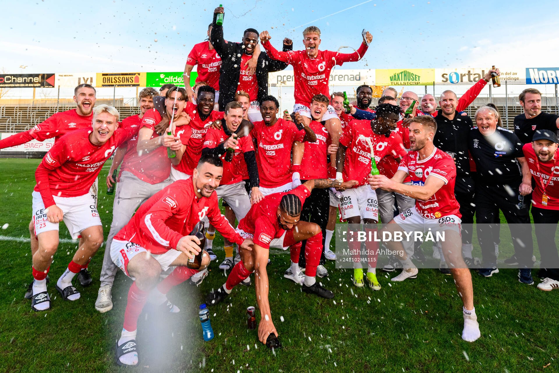 Degerfors spelare jublar över avancemanget till Allsvenskan