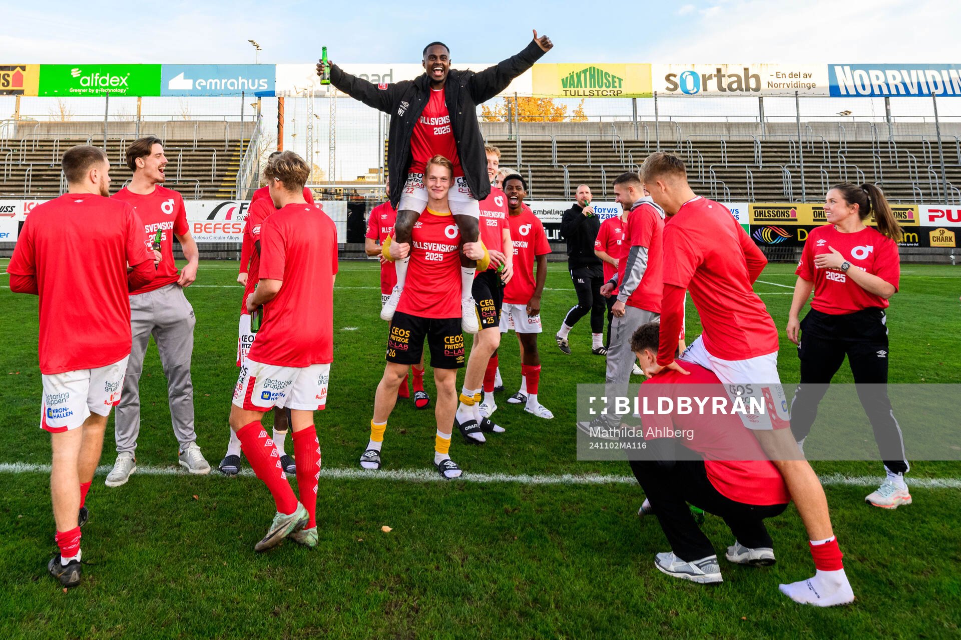 Degerfors spelare jublar över avancemanget till Allsvenskan