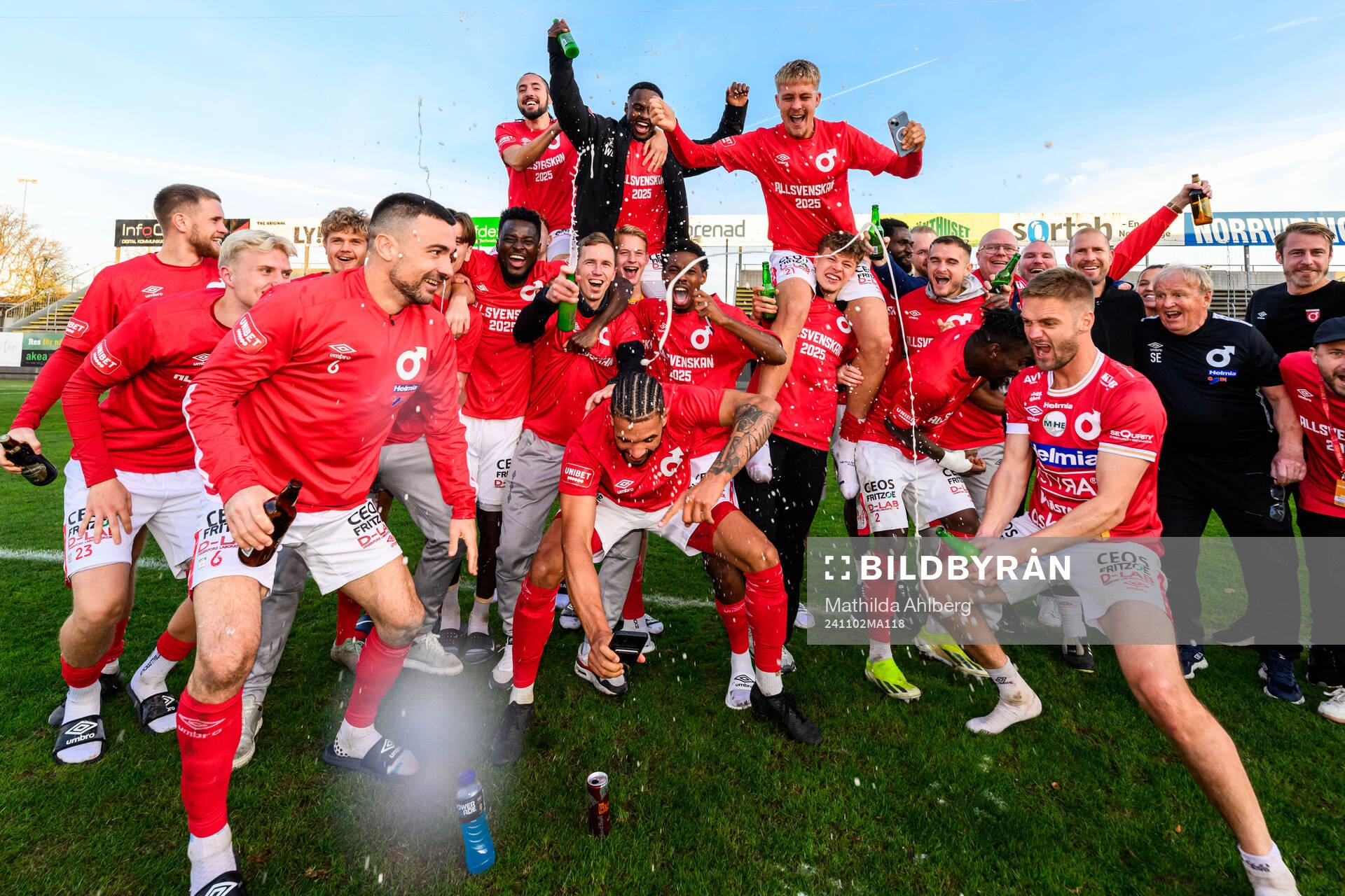 Degerfors spelare jublar över avancemanget till Allsvenskan