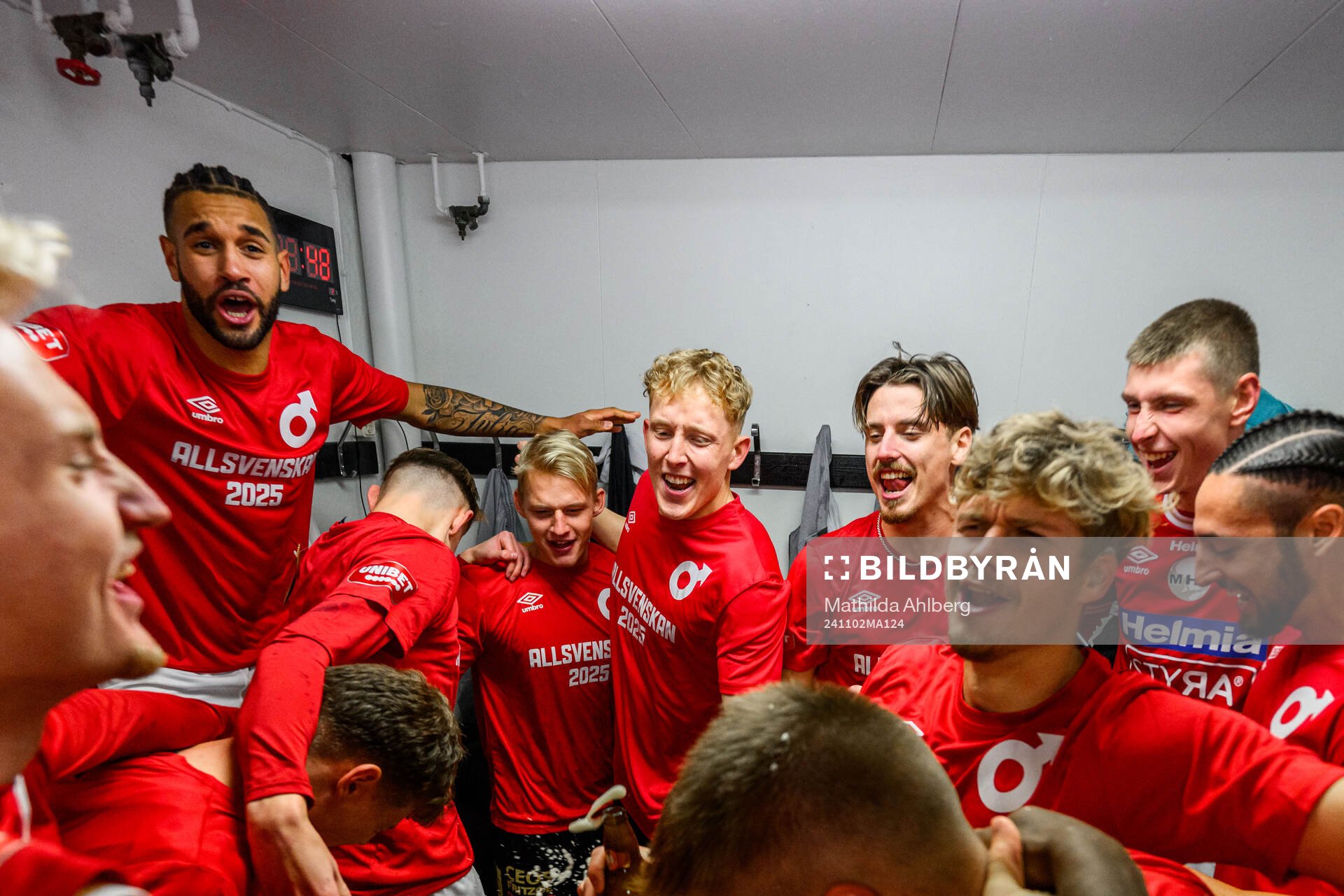 Degerfors spelare jublar över avancemanget till Allsvenskan