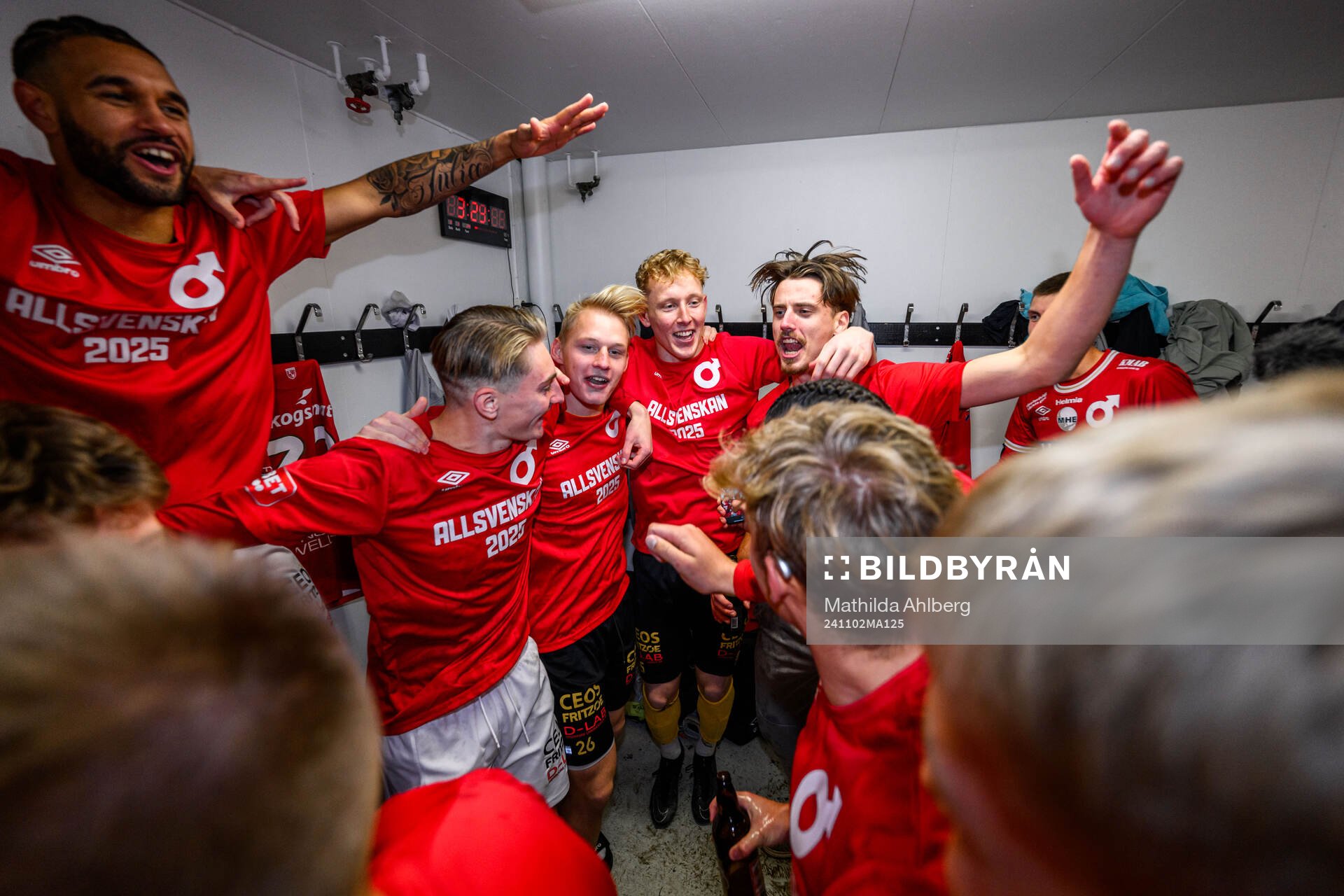 Degerfors spelare jublar över avancemanget till Allsvenskan