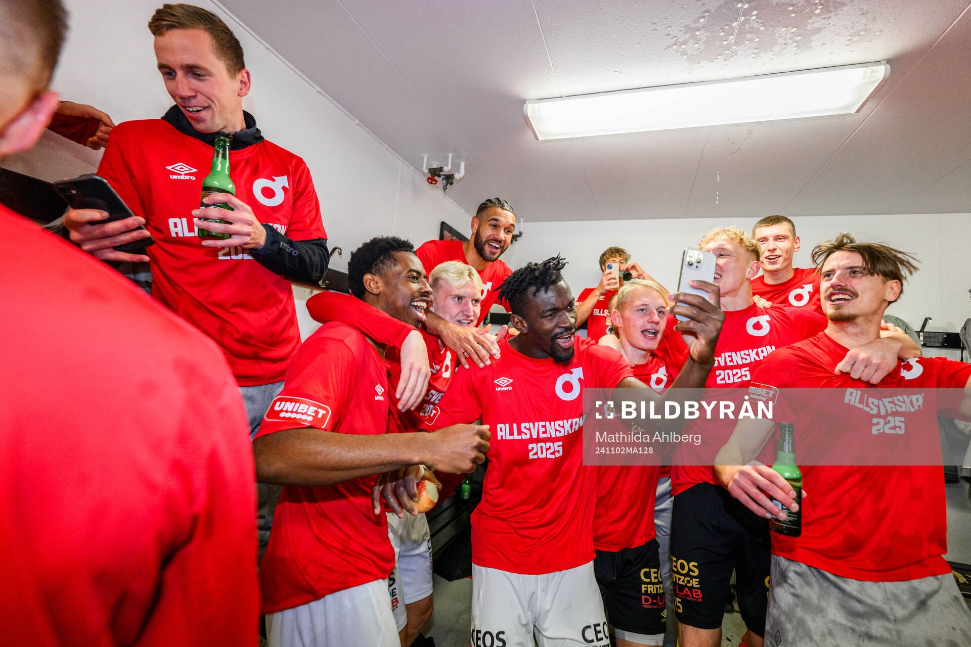 Degerfors spelare jublar över avancemanget till Allsvenskan