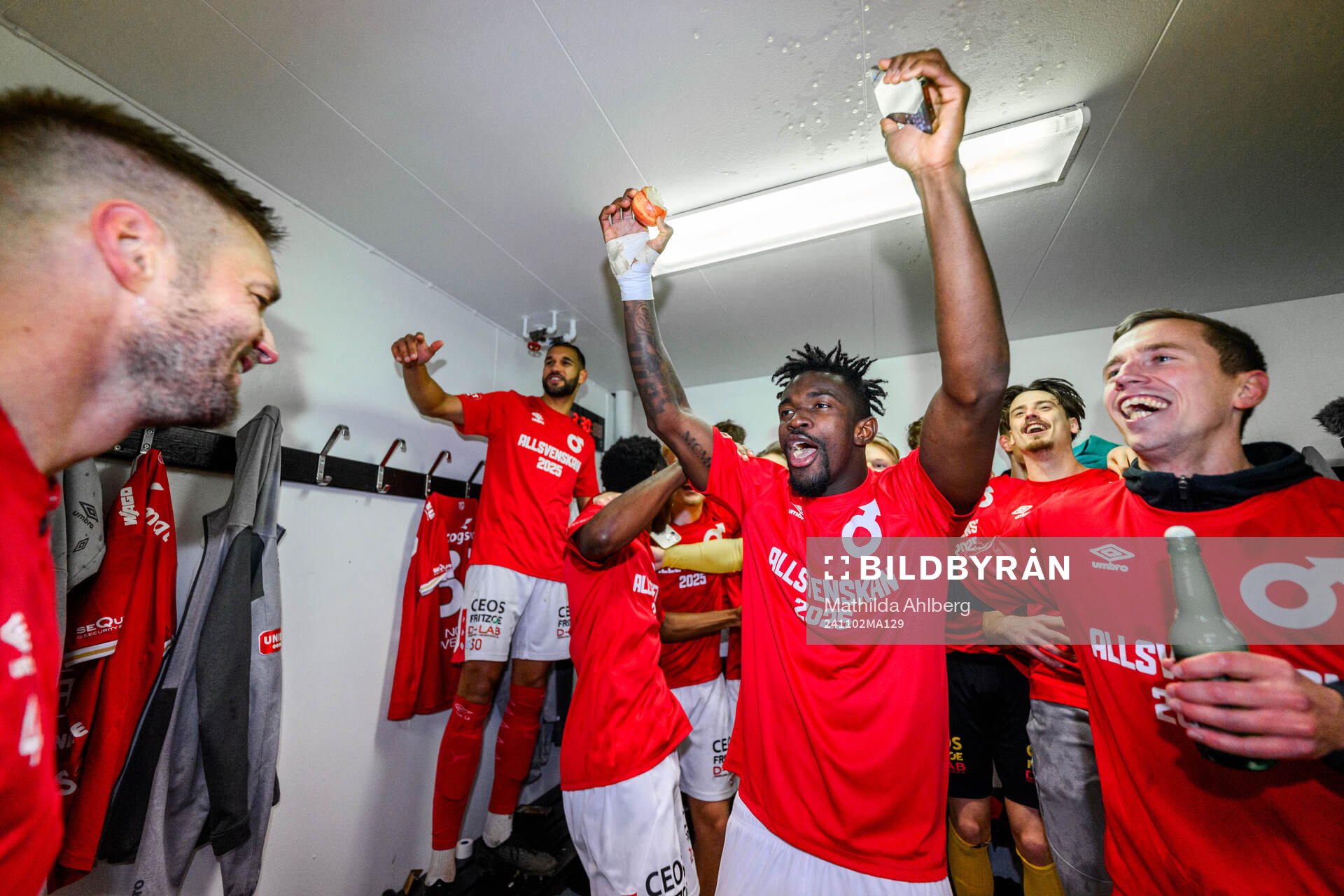Degerfors spelare jublar över avancemanget till Allsvenskan