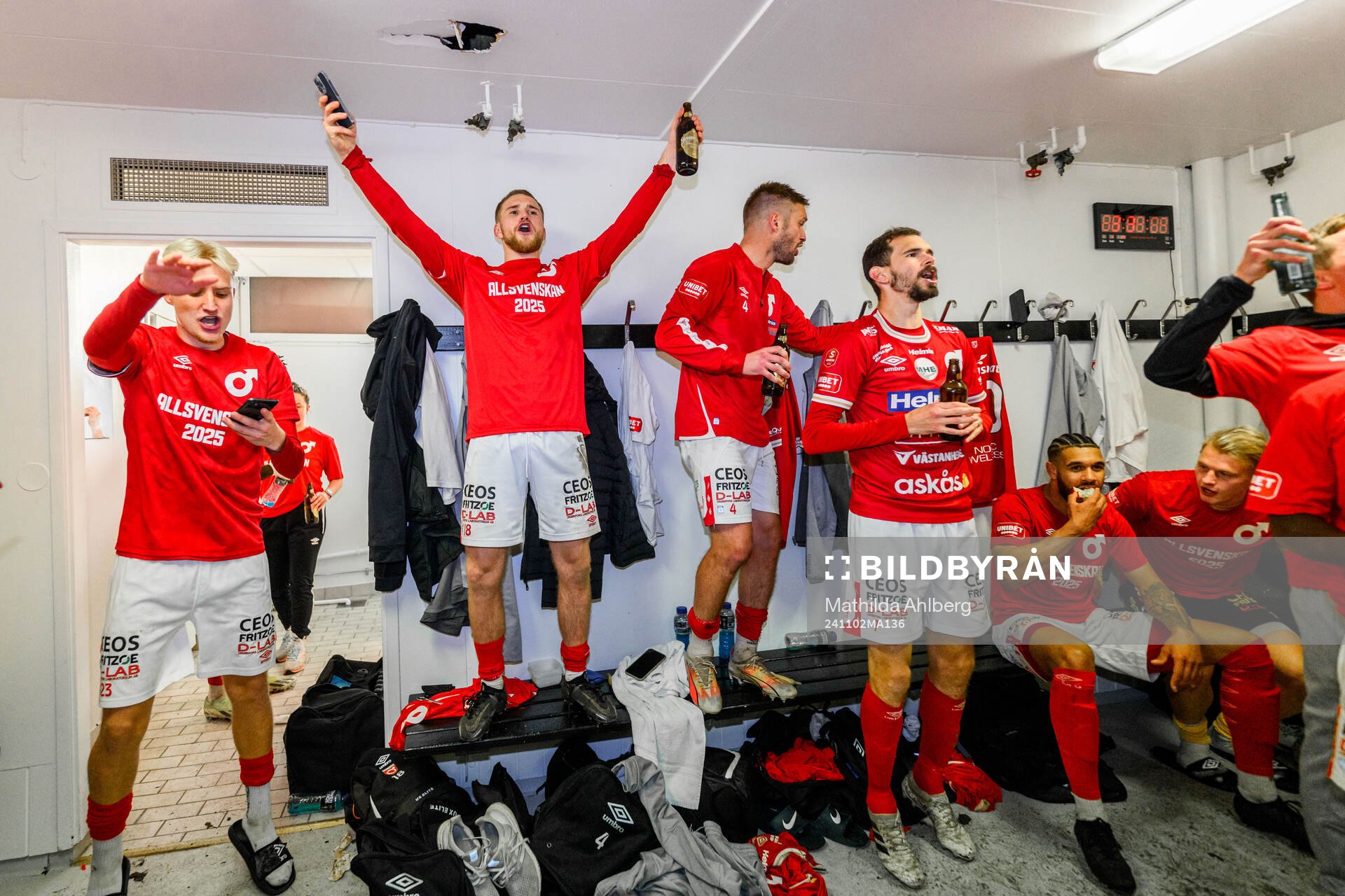 Degerfors Alexander Hedén Lindskog, Teo Grönborg, Johan Mårtensson och Sebastian Ohlsson jublar över avancemanget till Allsvenskan efter fotbollsmatchen i Superettan mellan Landskrona och Degerfors den 2 november 2024 i Landskrona.
