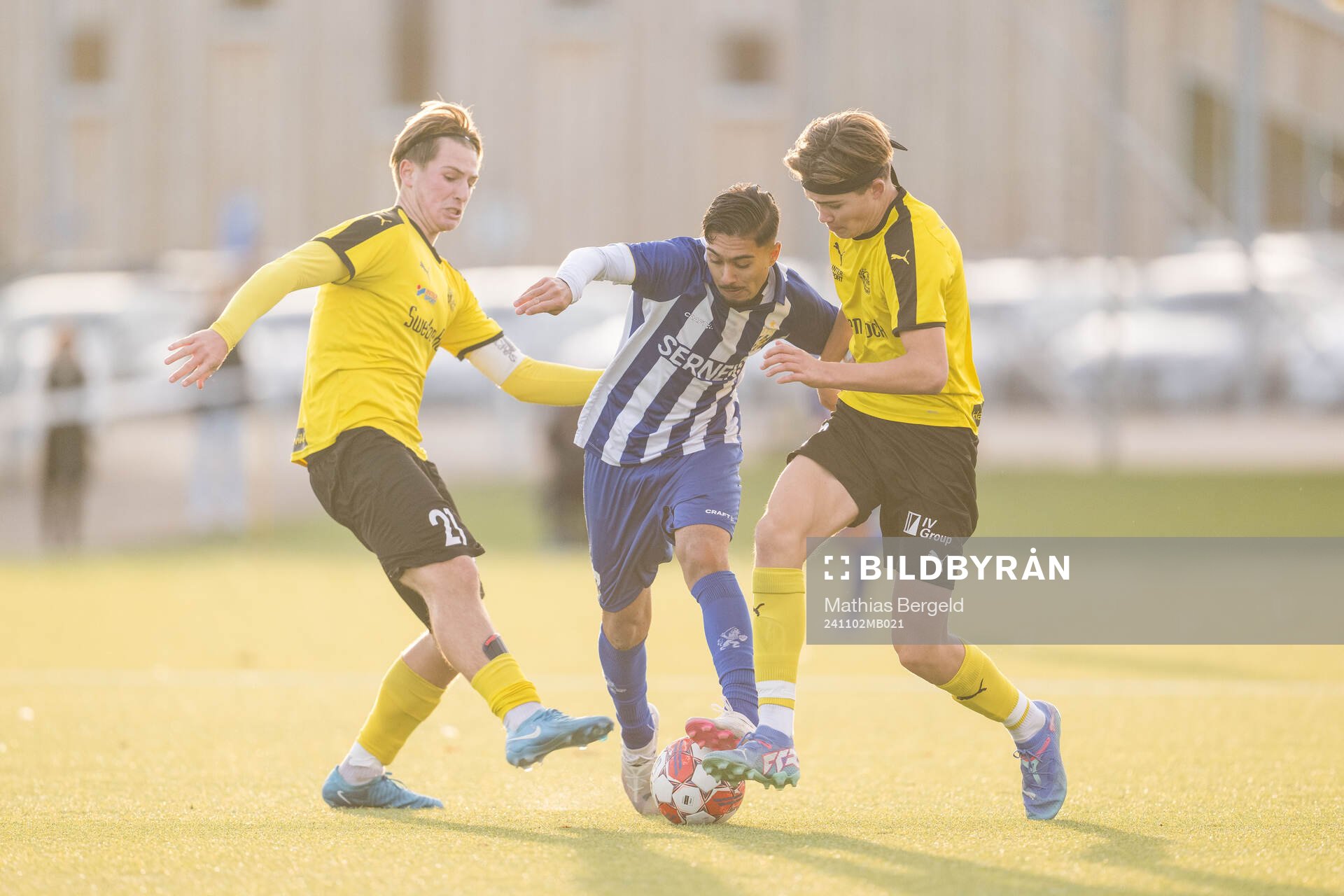 Mjällbys Erik Nilsson och IFK Göteborgs Haydar Sultan och Mjällbys Anakin Jonathan Grahn under finalen i P16 Allsvenskan mellan IFK Göteborg och Mjällby den 2 november 2024 i Göteborg. 
