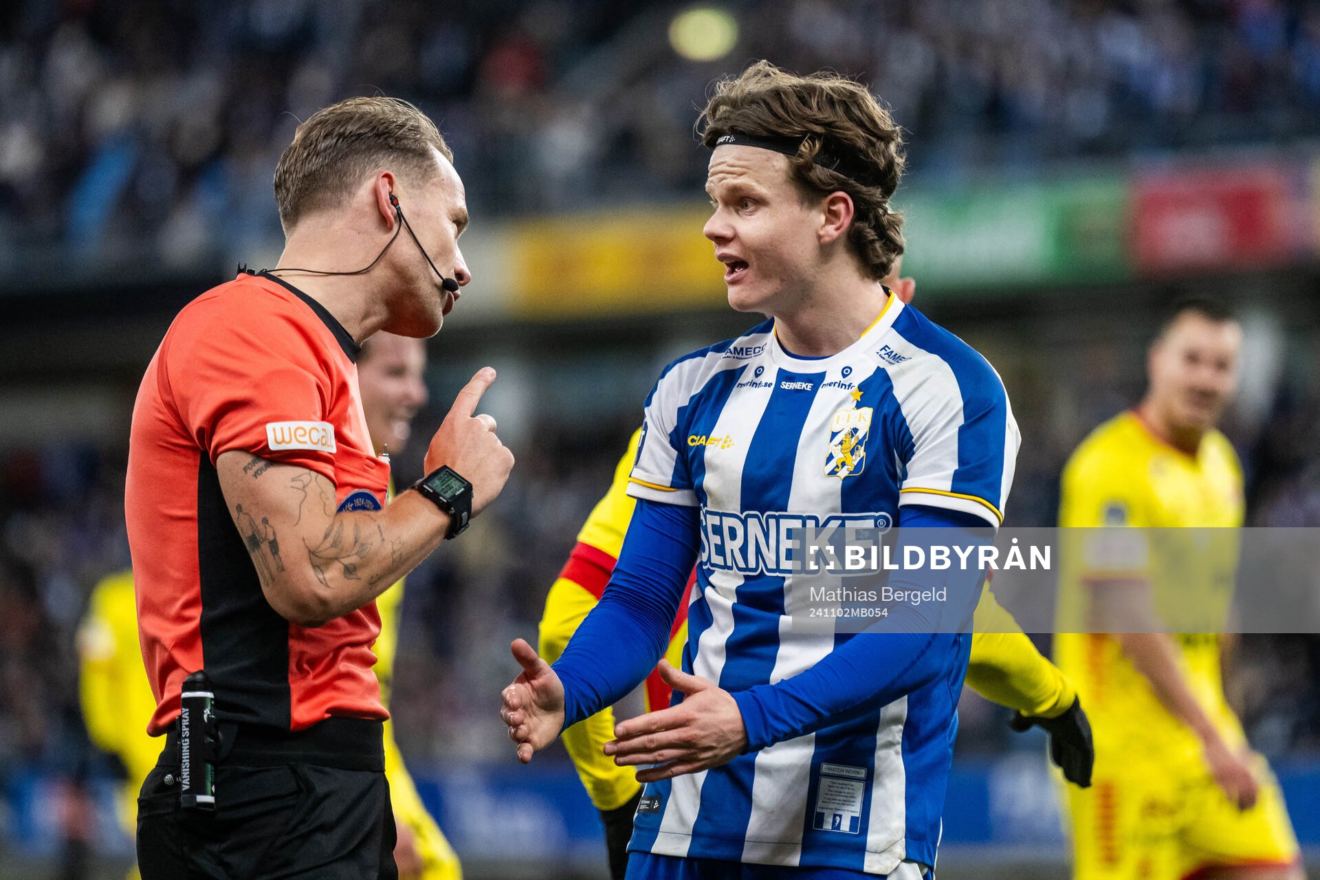 Domare Kristoffer Karlsson och Kolbeinn Thordarson i en