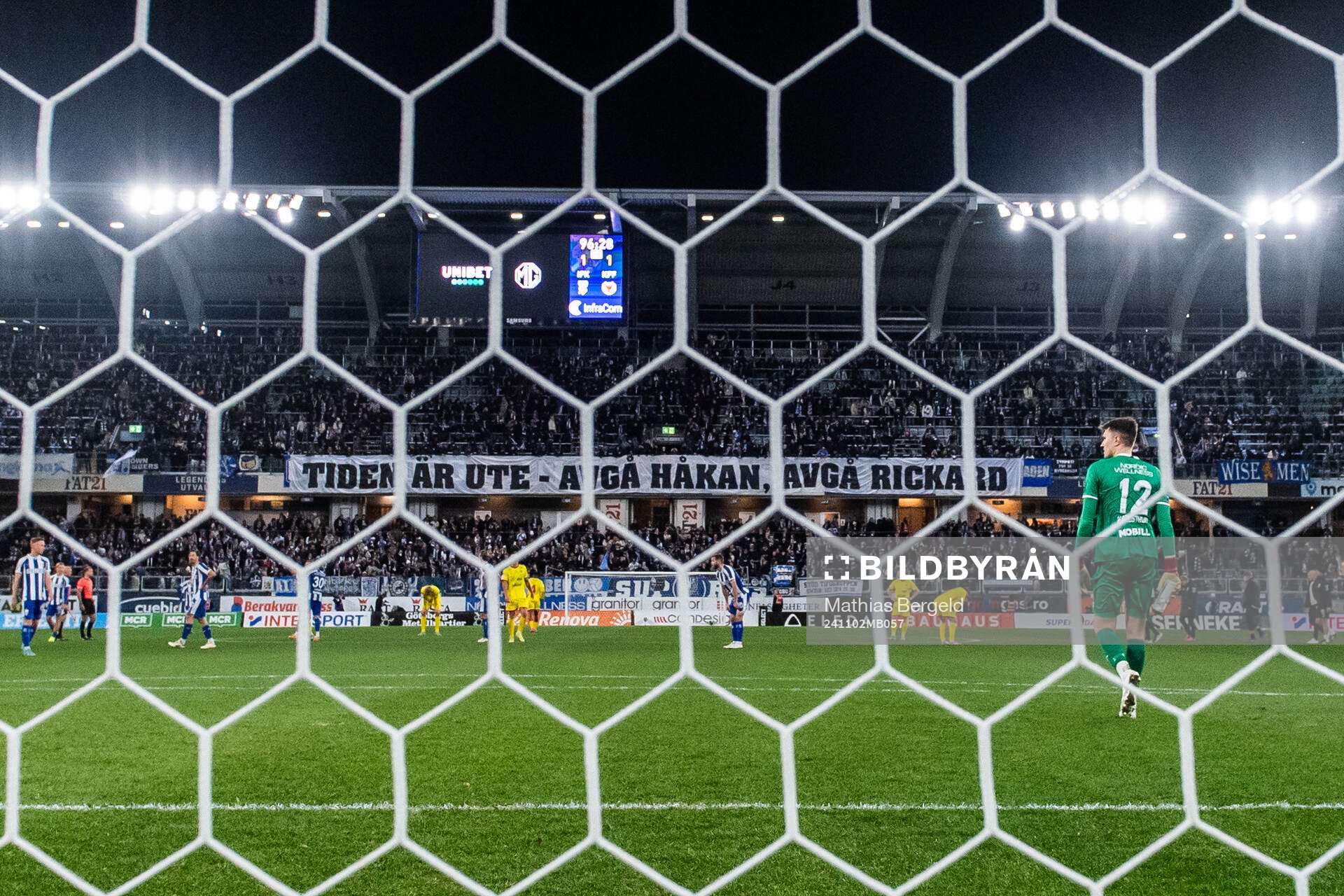IFK Göteborgs supportrar med en nbanderoll som uppmanar