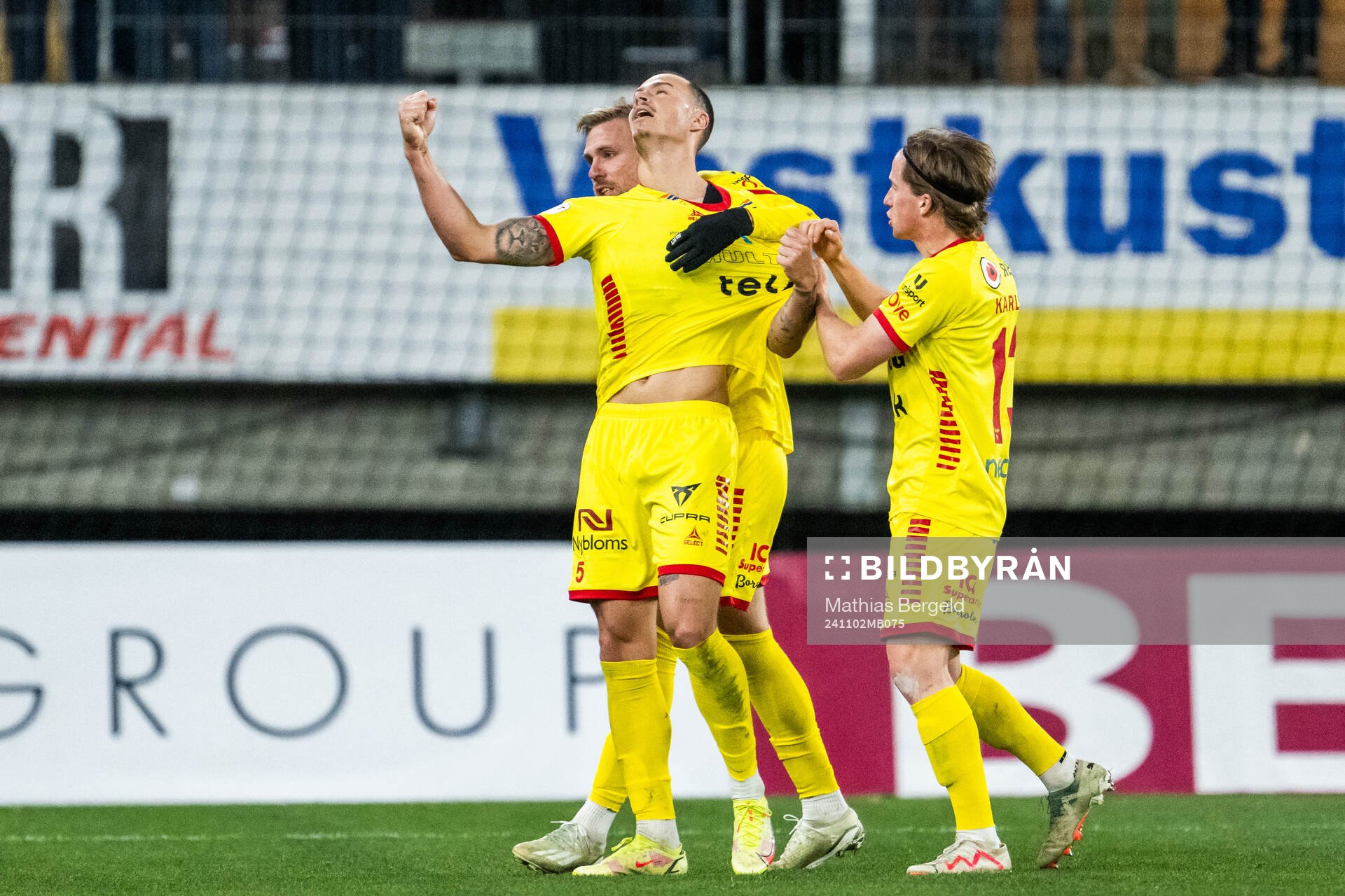 Kalmars Melker Hallberg jublar med Jonathan Ring och Johan Karlsson efter att han kvitterat till 1-1 under fotbollsmatchen i Allsvenskan mellan IFK Göteborg och Kalmar den 2 november 2024 i Göteborg.