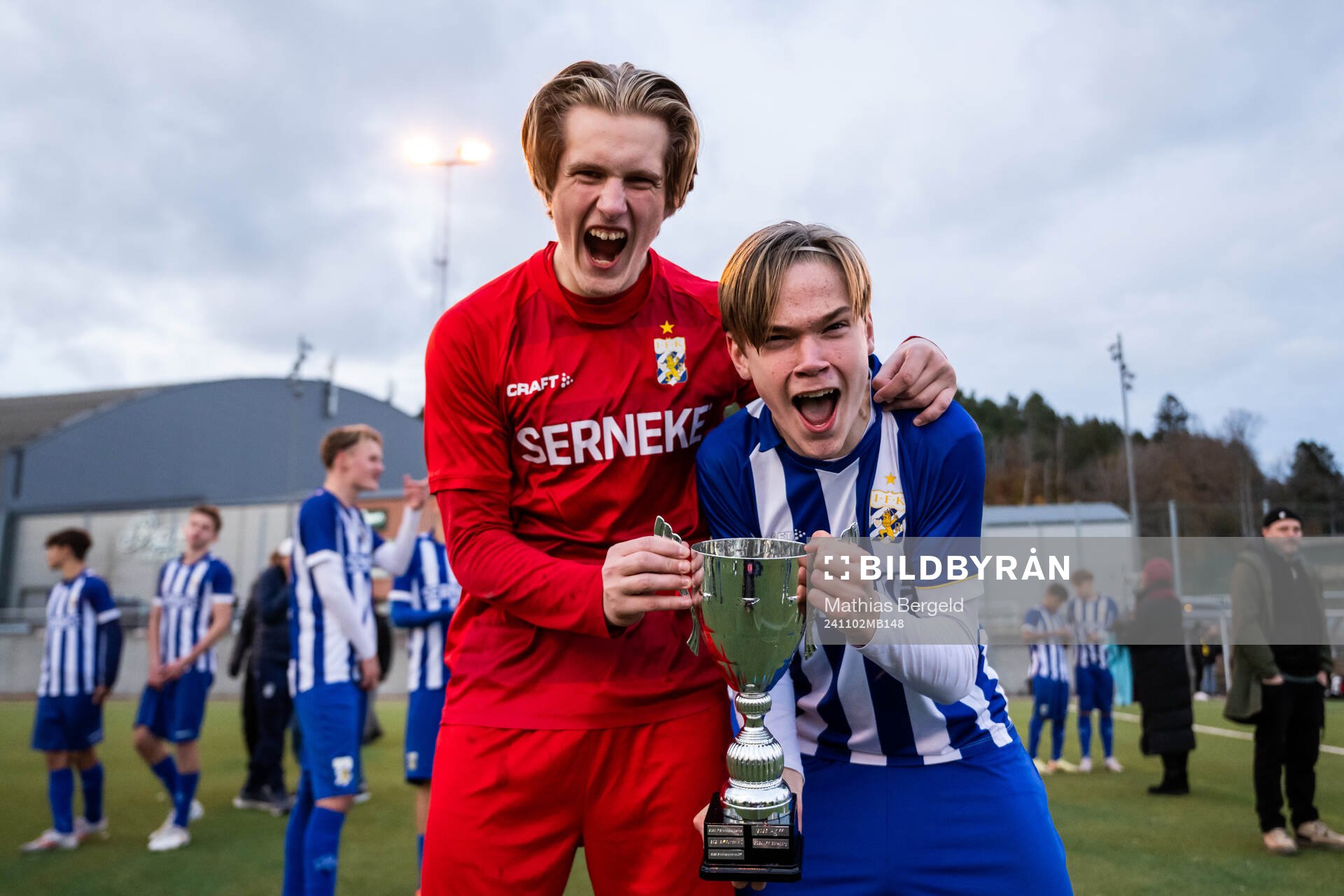 IFK Göteborgs målvakt Lukas Stridsberg jublar med pokalen
