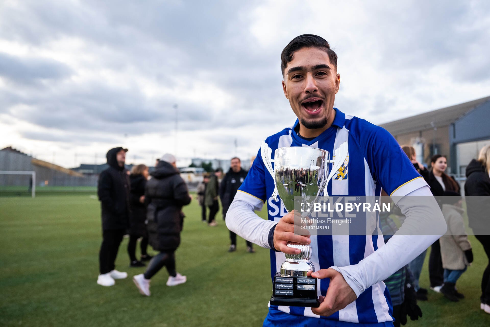 IFK Göteborgs Haydar Sultan jublar med pokalen