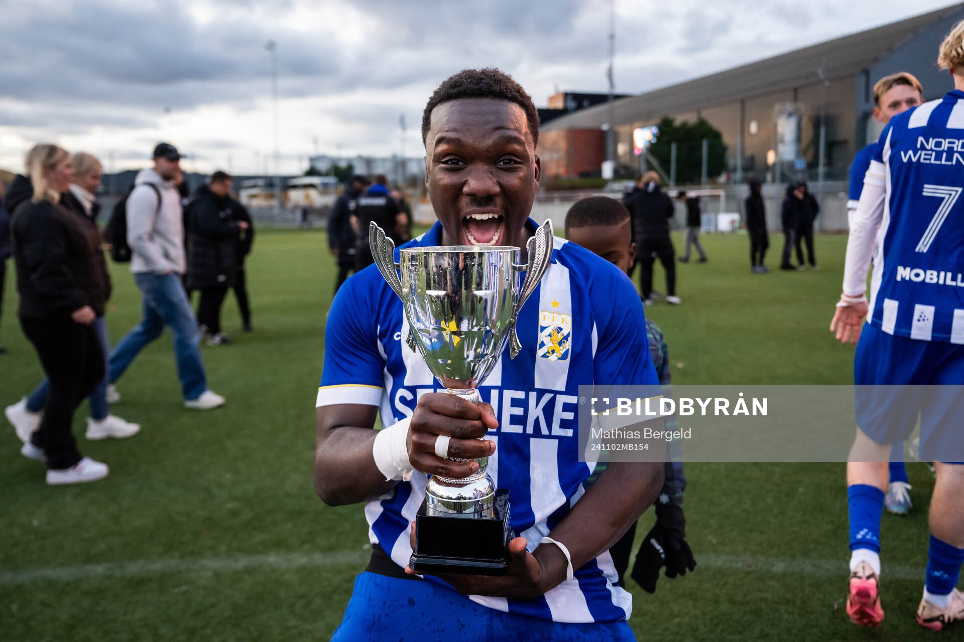 IFK Göteborgs Manasse Ange Junior Diallo jublar med pokalen efter finalen i P16 Allsvenskan mellan IFK Göteborg och Mjällby den 2 november 2024 i Göteborg.