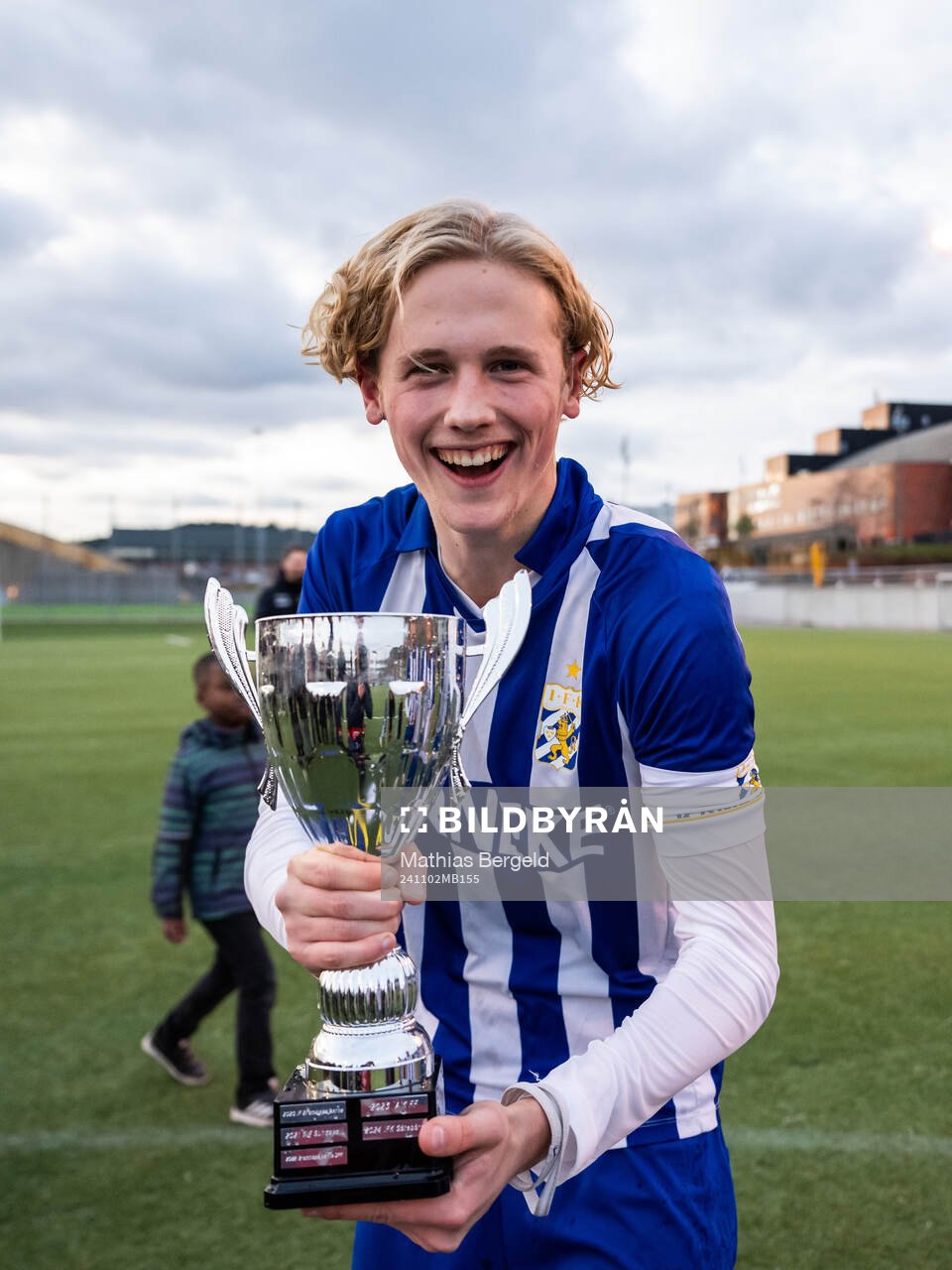 IFK Göteborgs Axel Sjöström Falk jublar med pokalen