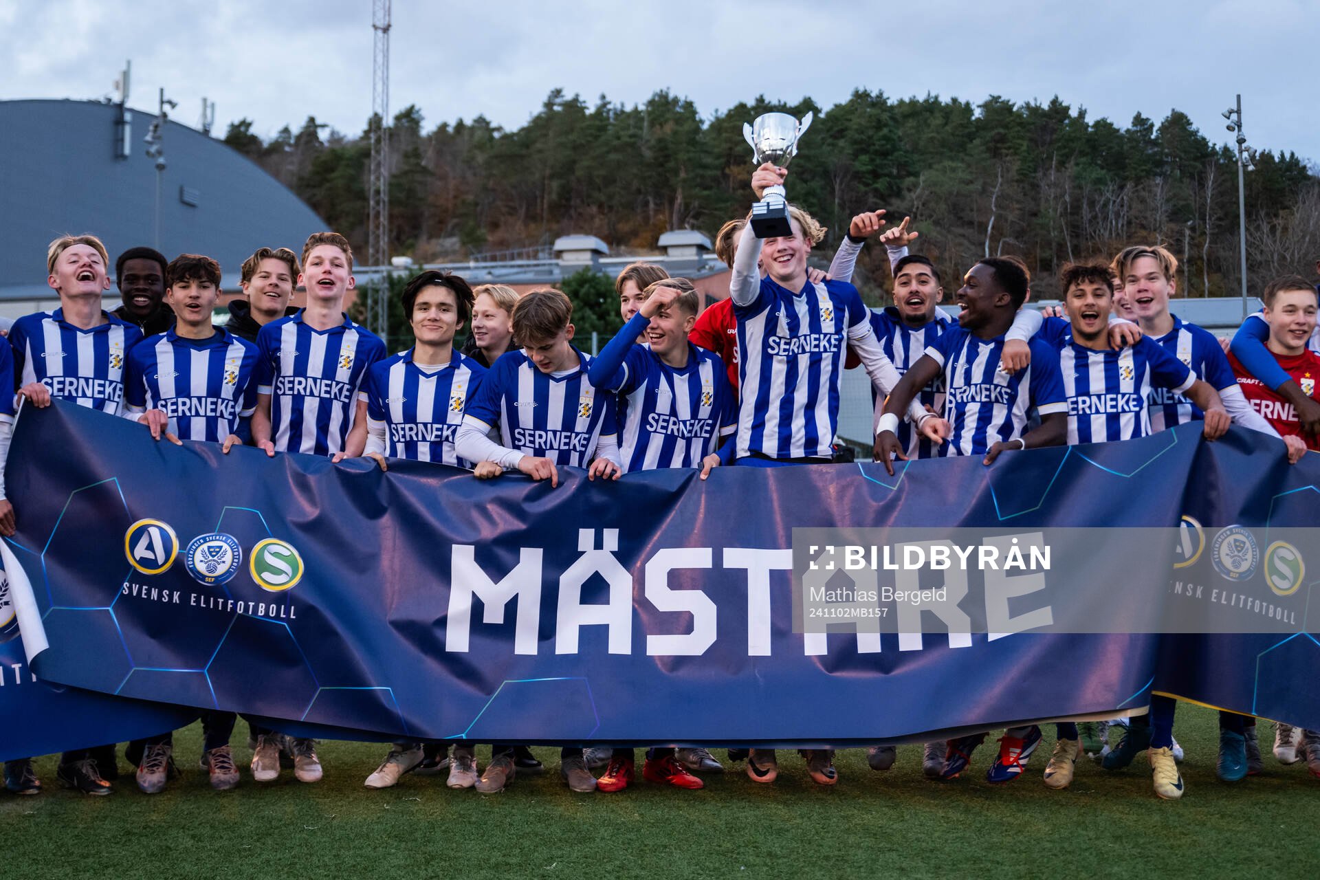 IFK Göteborgs spelare jublar med pokalen