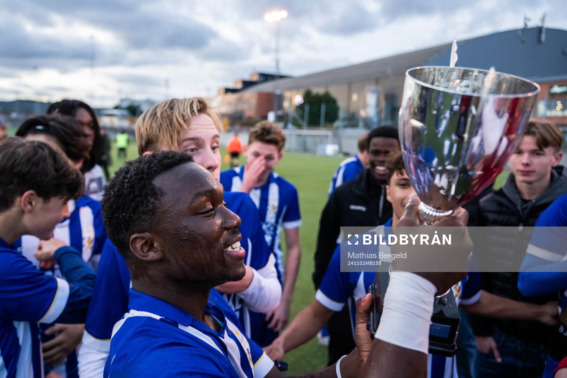 IFK Göteborgs Manasse Ange Junior Diallo jublar med pokalen