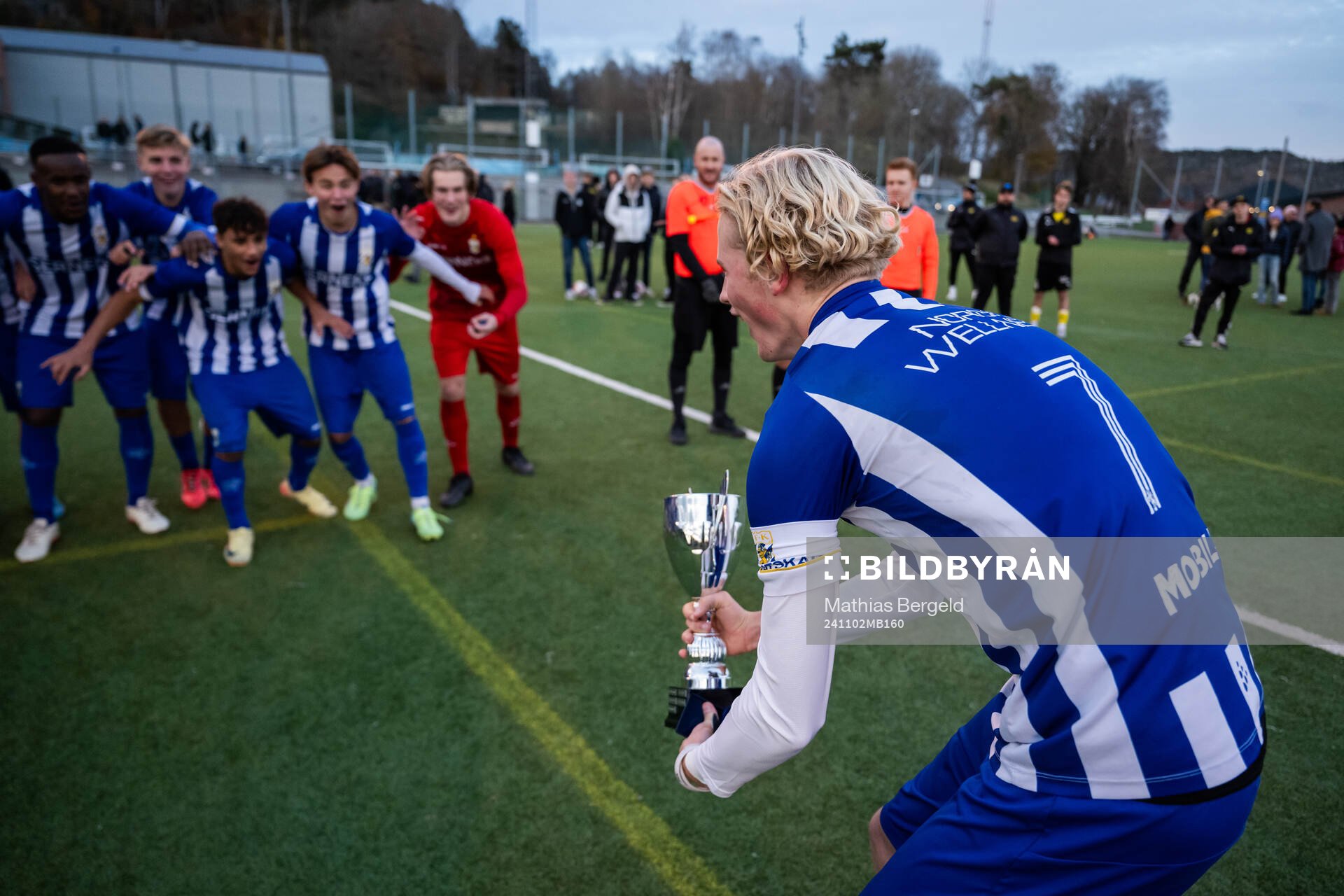 IFK Göteborgs Axel Sjöström Falk jublar med pokalen