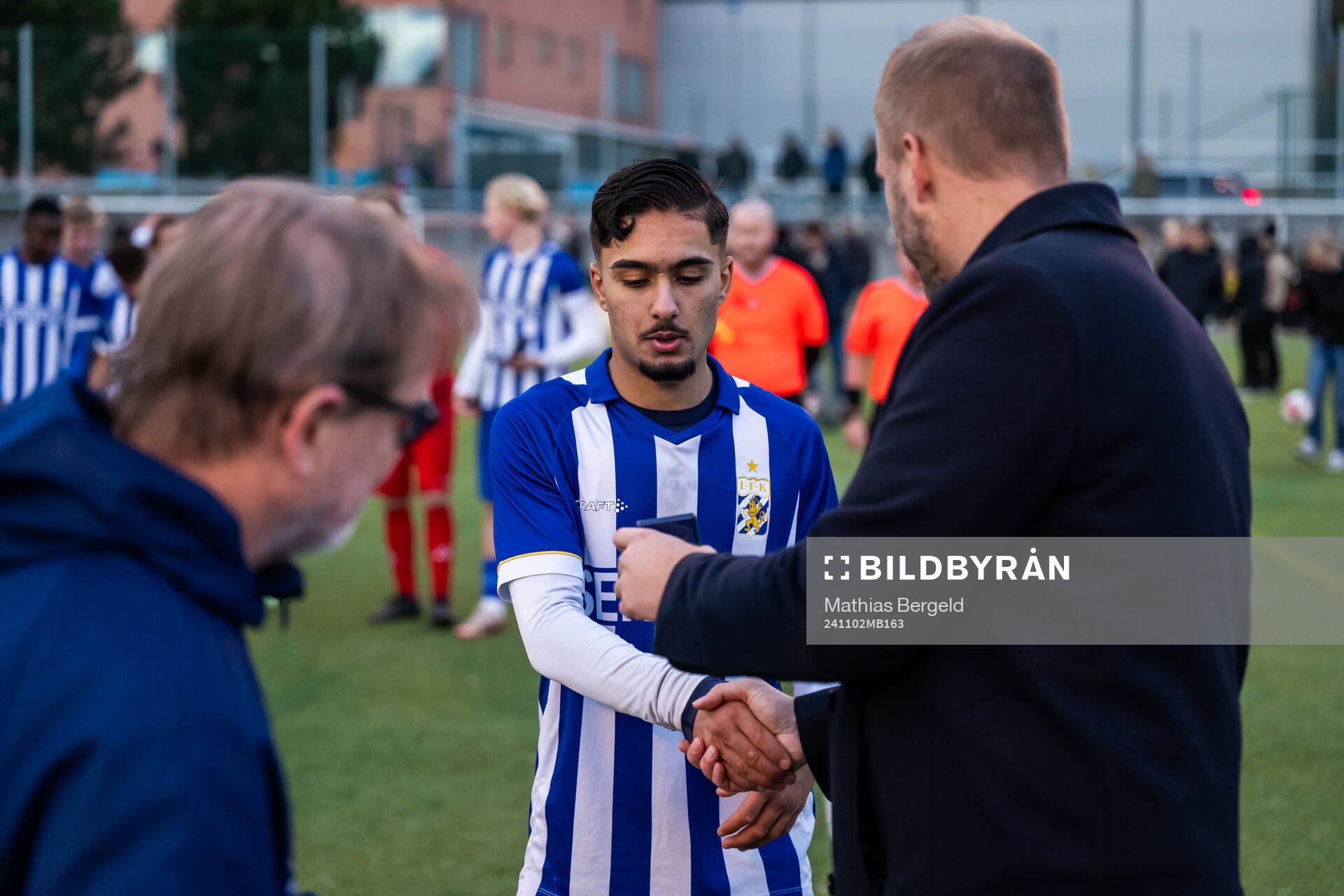 IFK Göteborgs Haydar Sultan tar emot medalj