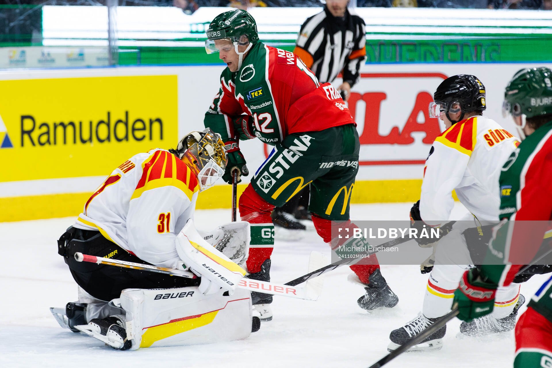 Brynäs målvakt Erik Källgren och Frölundas Max Friberg