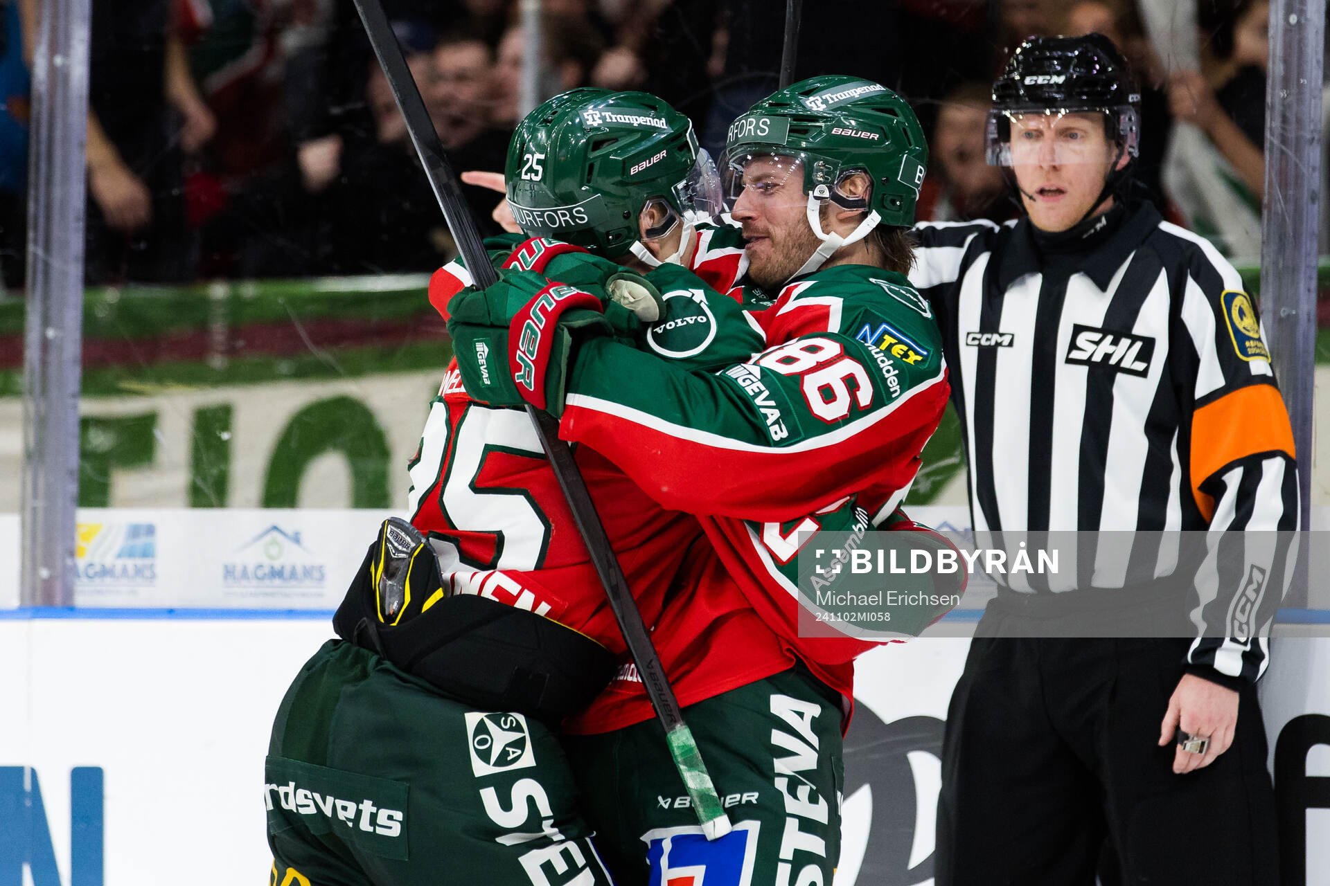 Frölundas Erik Thorell jublar med Arttu Ruotsalainen