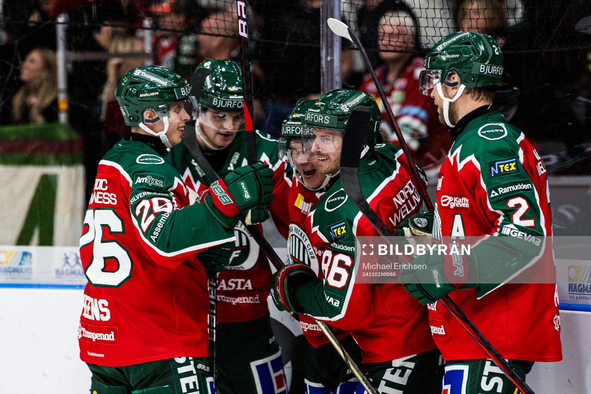 Frölundas Erik Thorell jublar med lagkamrater