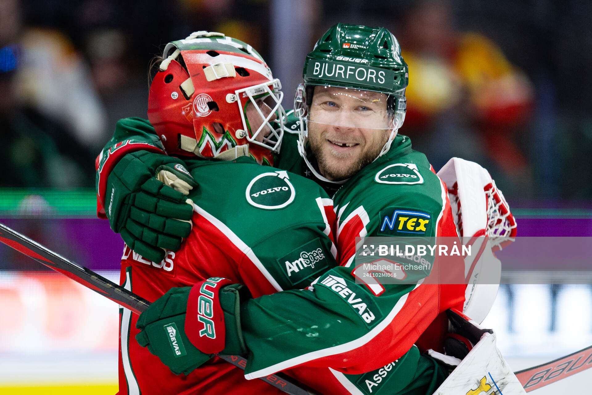 Frölundas målvakt Lars Johansson jublar ihop med
