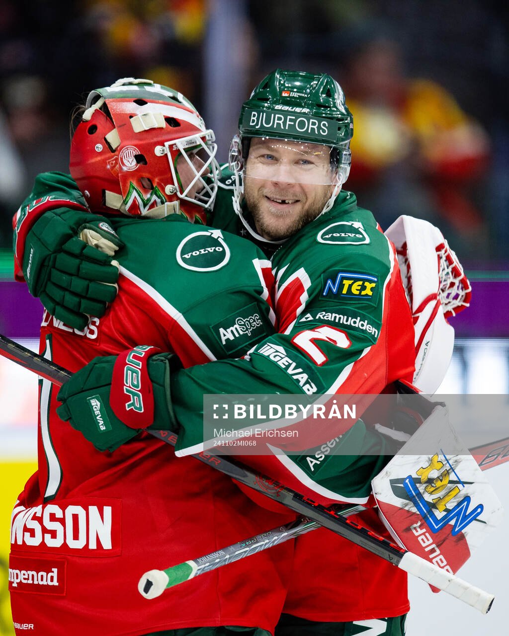 Frölundas målvakt Lars Johansson jublar ihop med