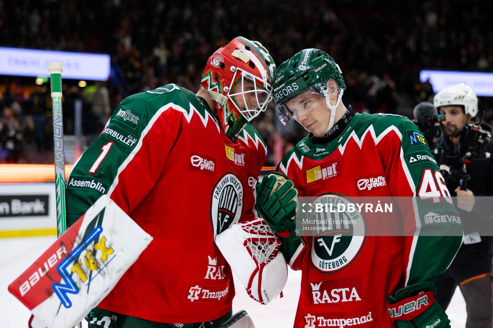 Frölundas målvakt Lars Johansson jublar ihop med Dominik