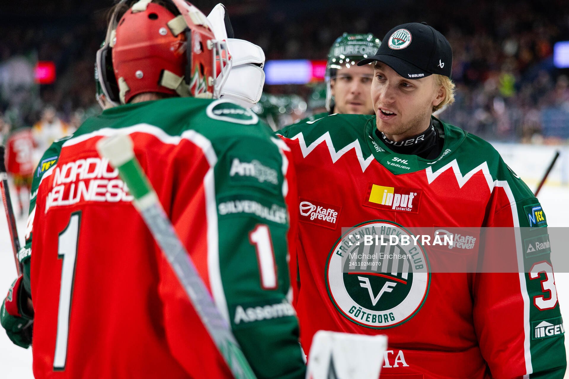 Frölundas målvakt Lars Johansson jublar ihop med målvakt