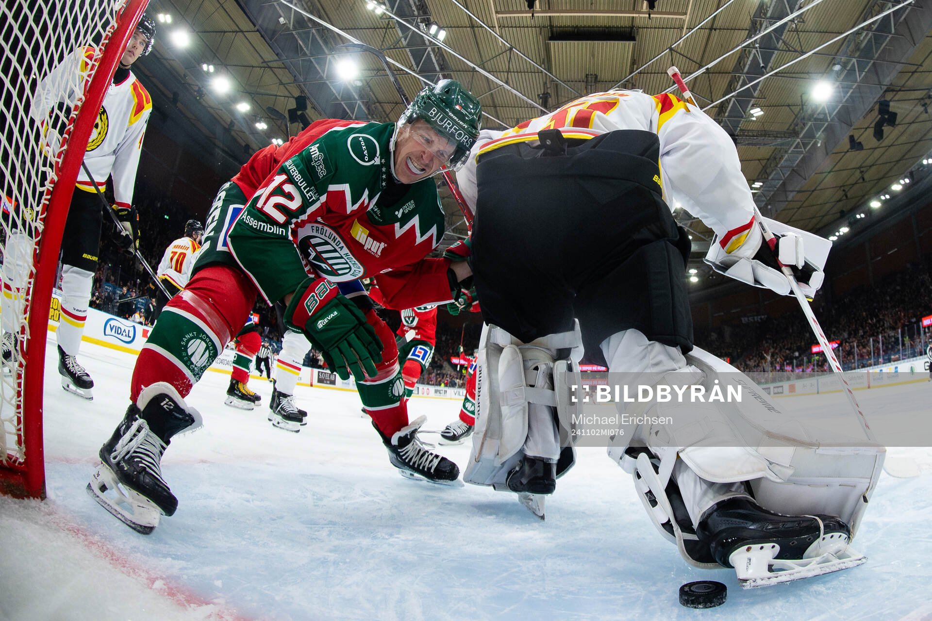 Frölundas Max Friberg gör 1-0 på Brynäs målvakt Erik