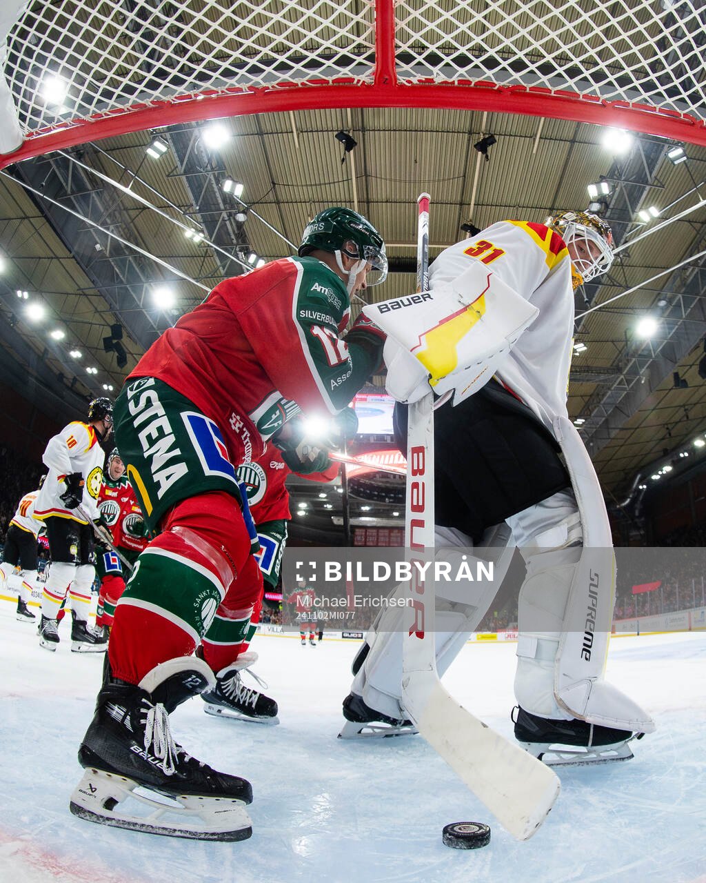 Frölundas Max Friberg gör 1-0 på Brynäs målvakt Erik