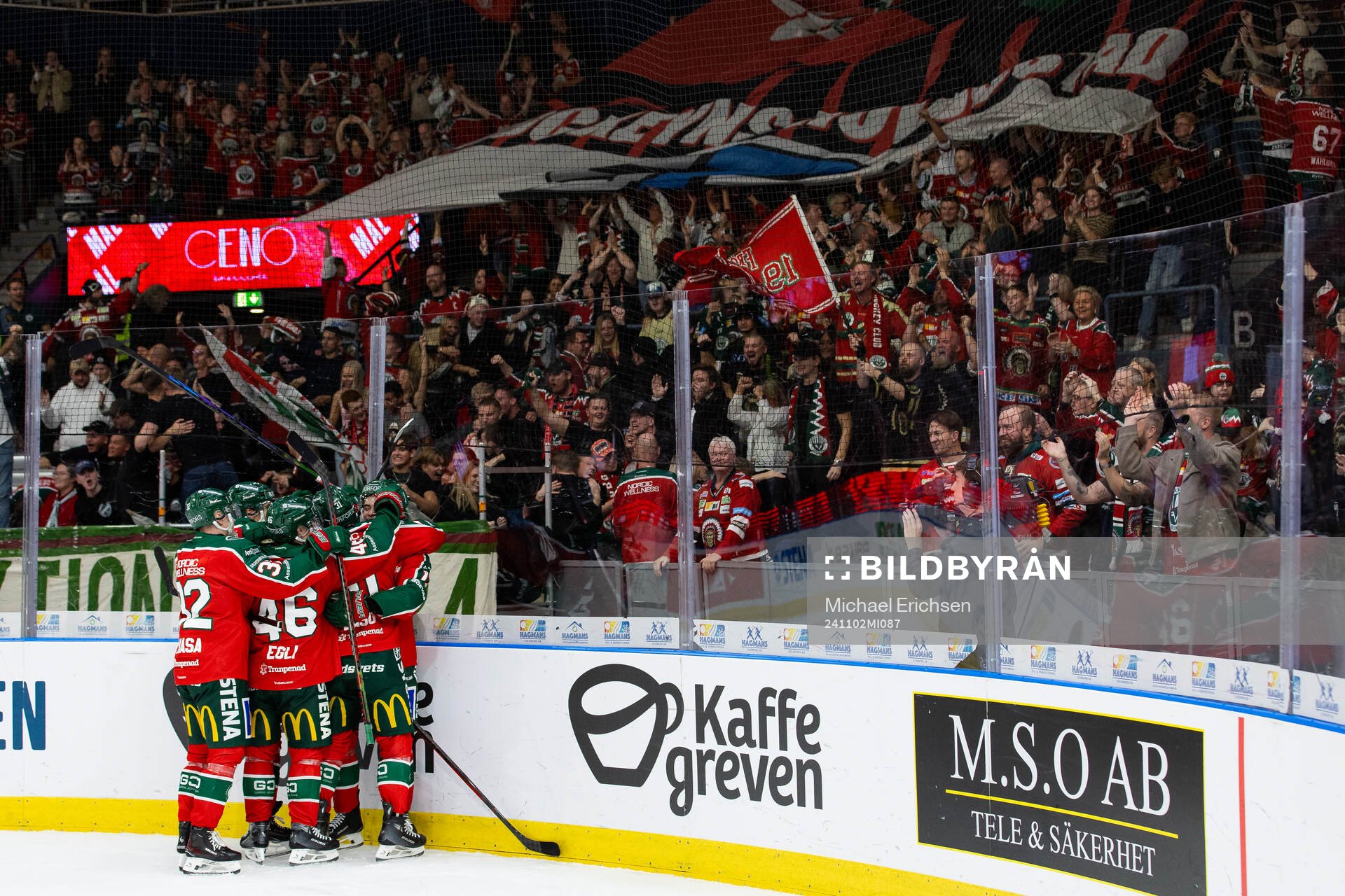 Frölundas Isac Born jublar med lagkamrater