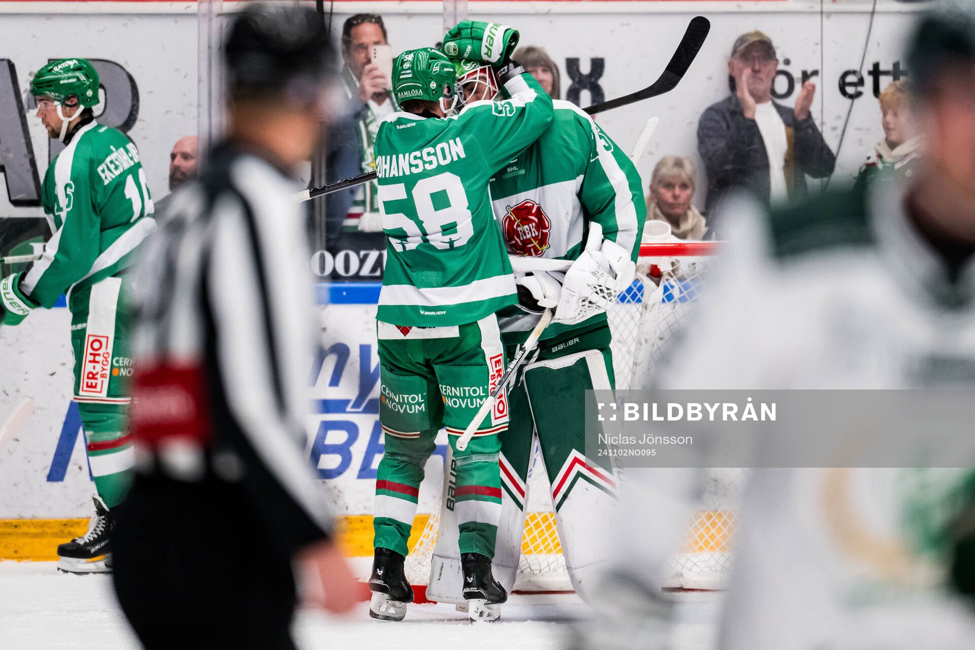 Rögles Filip Johansson och målvakt Arvid Holm jublar