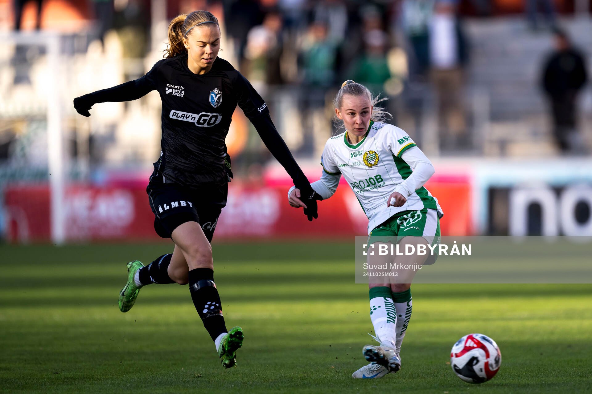 Växjö DFFs Elin Nilsson och Hammarbys Emilie Joramo under fotbollsmatchen i Damallsvenskan mellan Växjö DFF och Hammarby den 2 november 2024 i Växjö.
