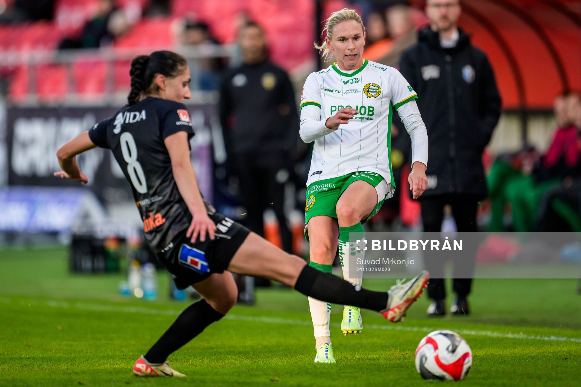 Växjö DFFs Nesrin Akgun och Hammarbys Jonna Andersson