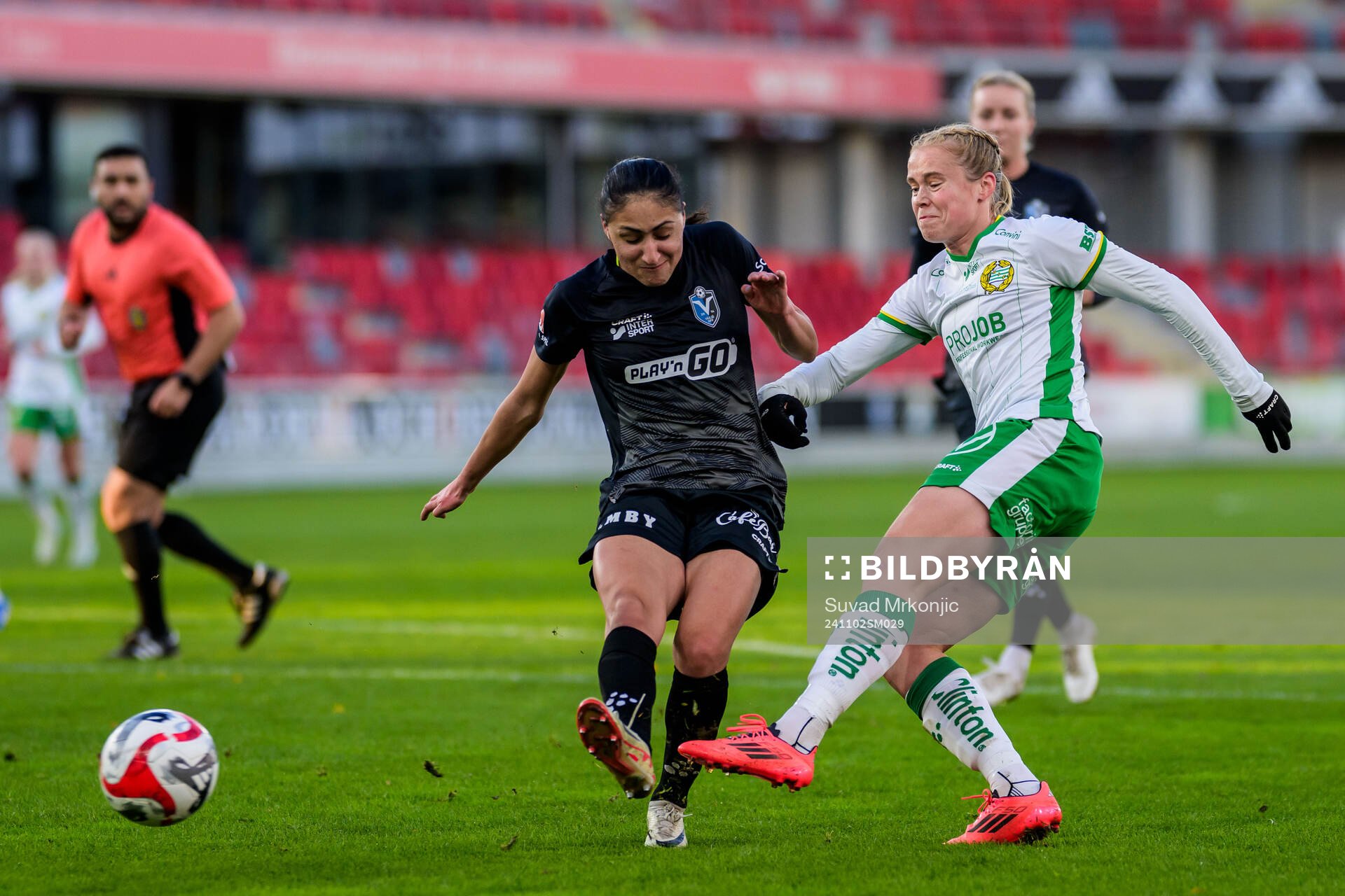 Växjö DFFs Nesrin Akgun och Hammarbys Julie Blakstad