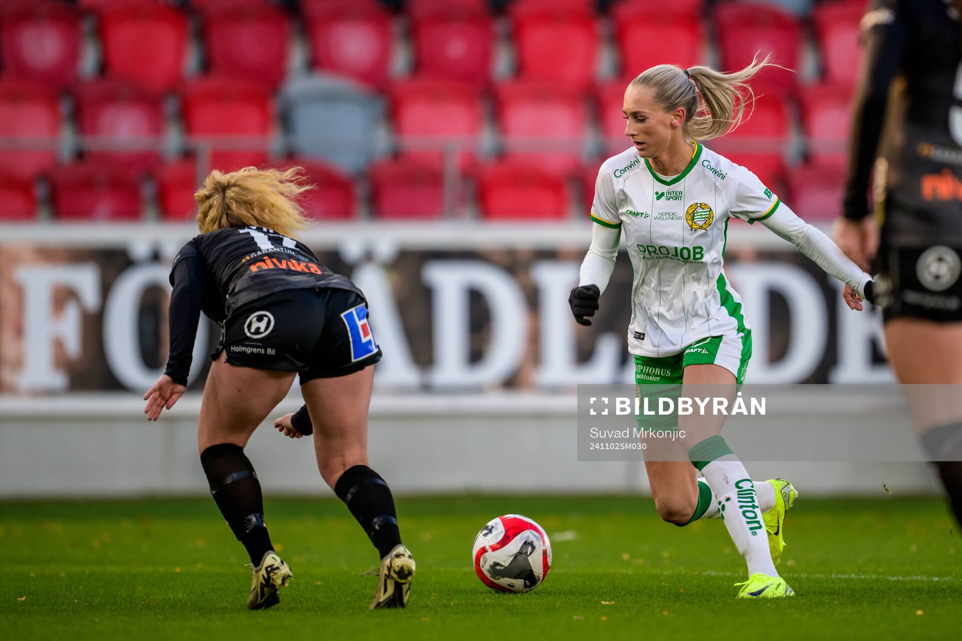 Växjö DFFs Sophia Redenstrand och Hammarbys Ellen