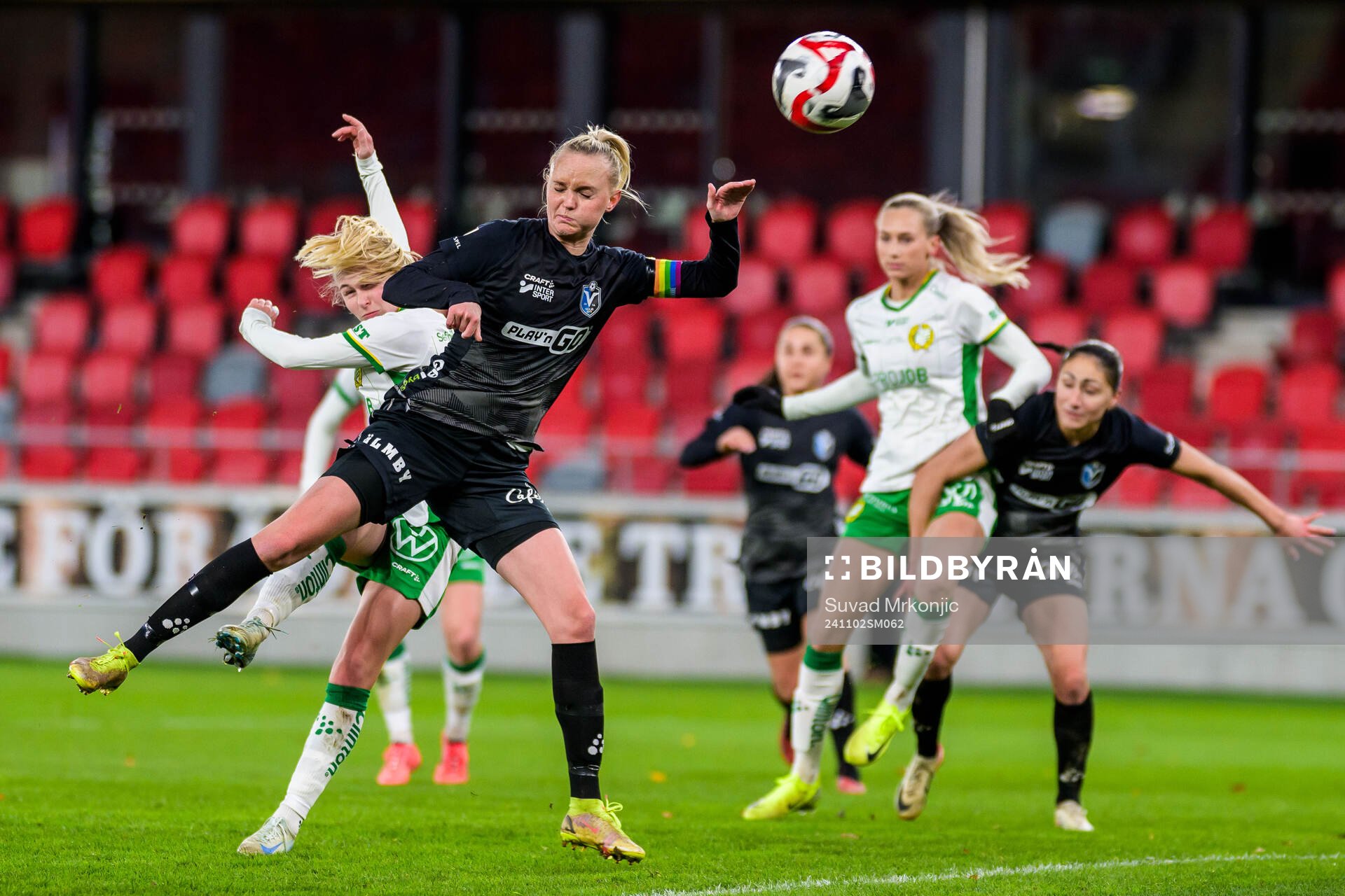 Hammarbys Emilie Joramo och Växjö DFFs Emma Pennsäter