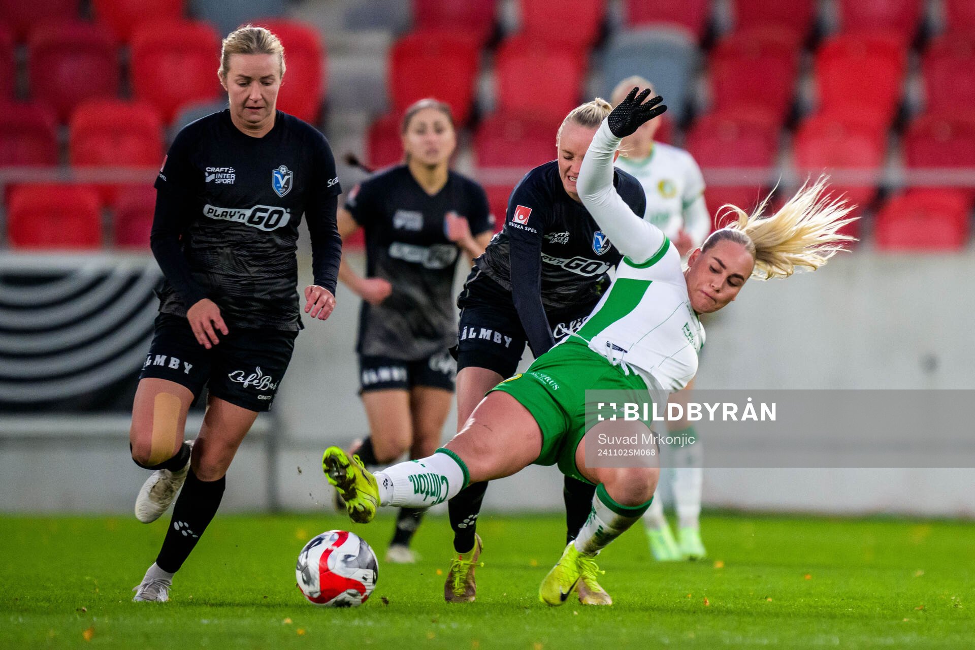 Växjö DFFs Emma Pennsäter och Hammarbys Cathinka Tandberg