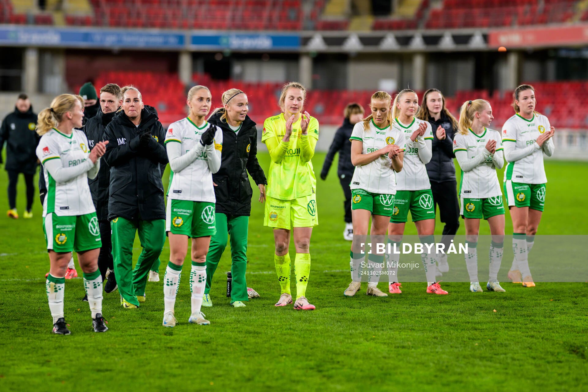 Hammarby spelade jublar efter fotbollsmatchen i Damallsvenskan mellan Växjö DFF och Hammarby den 2 november 2024 i Växjö. 