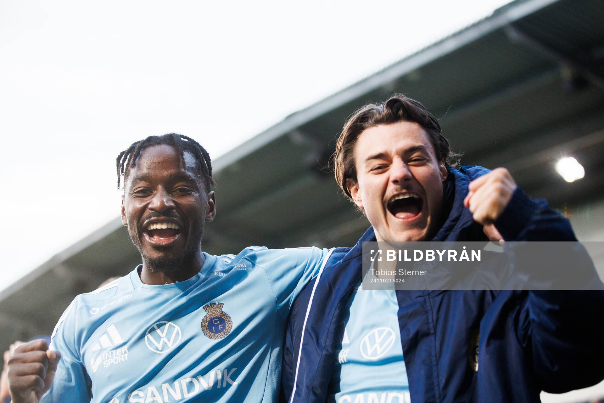 Gefles York Rafael och Adrian Edqvist jublar efter fotbollsmatchen i Superettan mellan Gefle och Utsikten den 2 november 2024 i Gävle. 