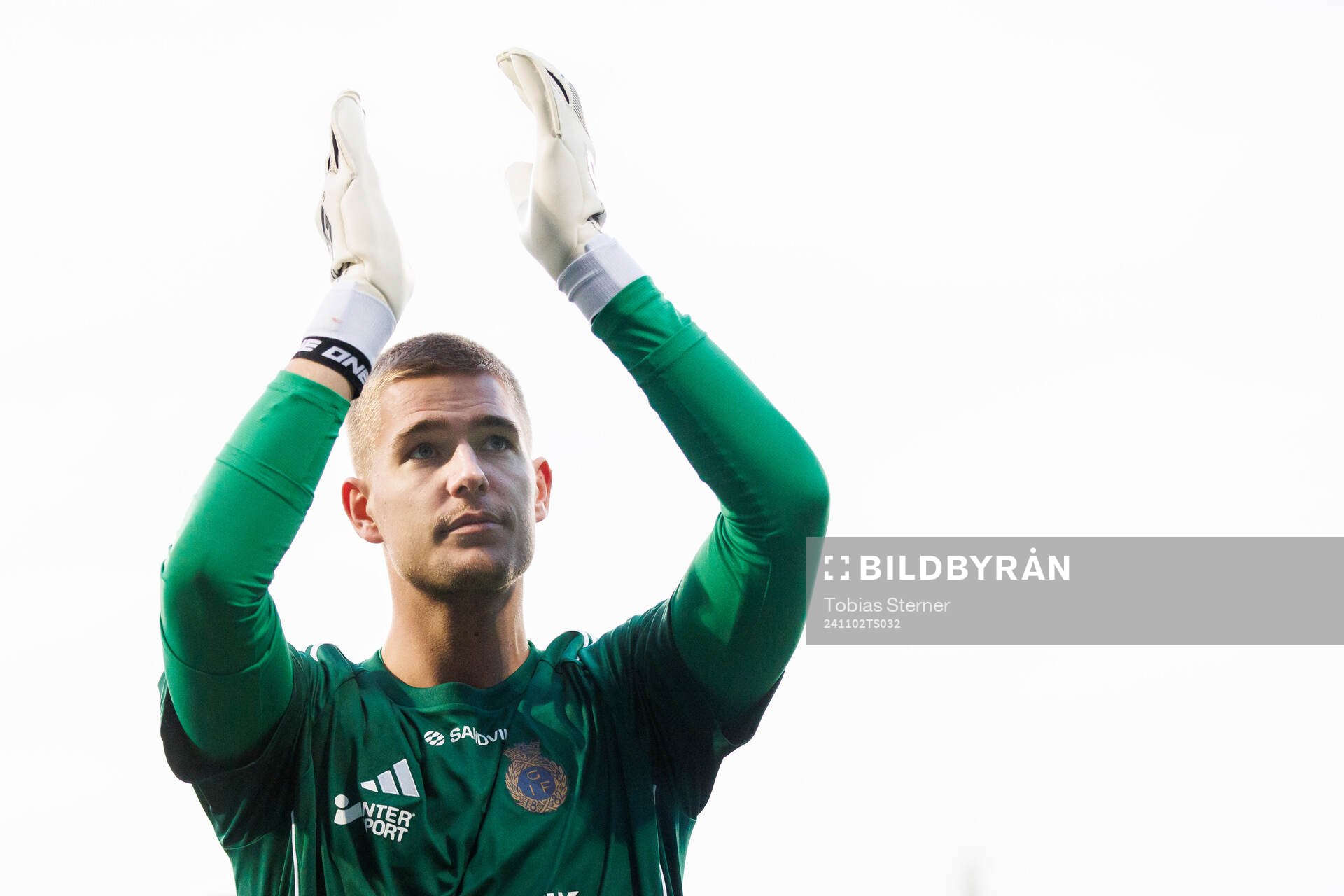 Gefles målvakt Mathias Nilsson jublar