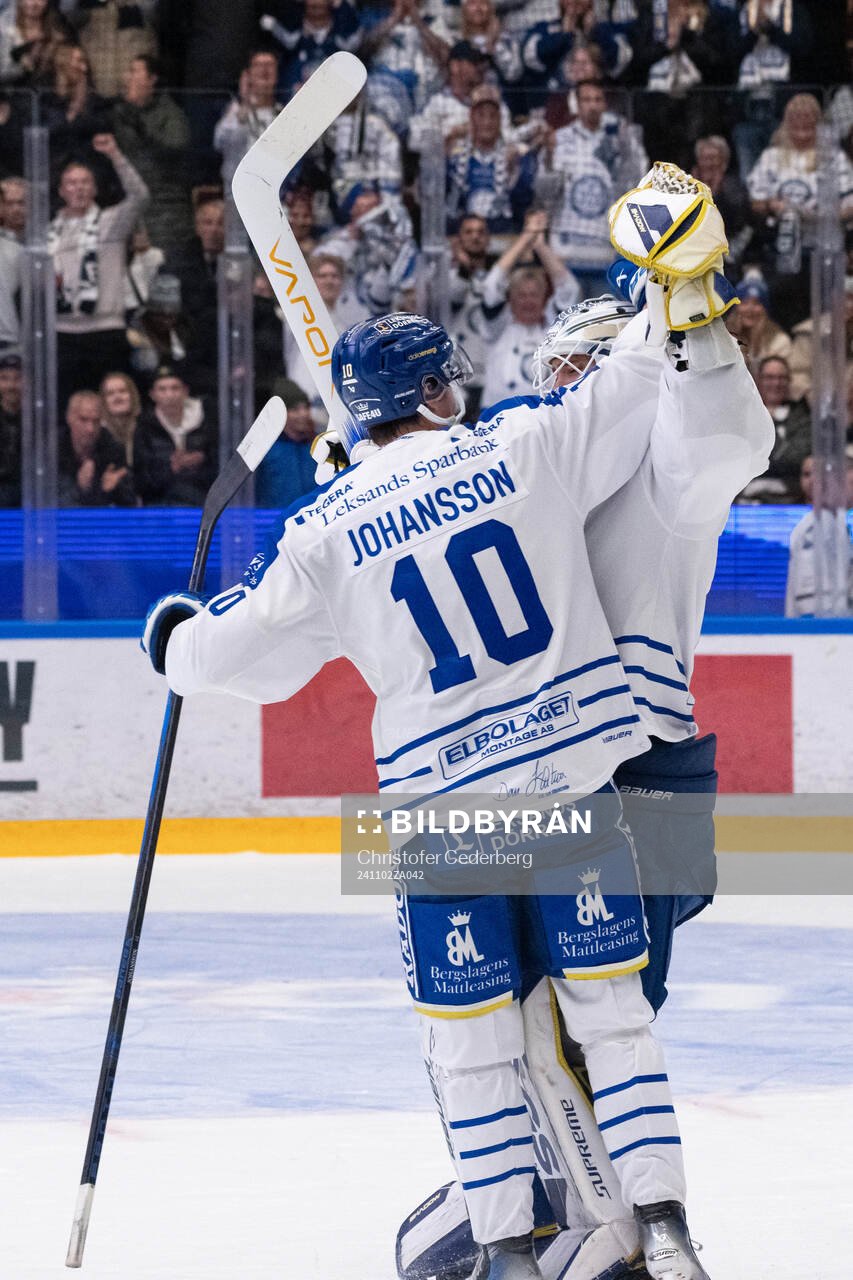 Leksands Anton Johansson och målvakt Marcus Gidlöf jublar