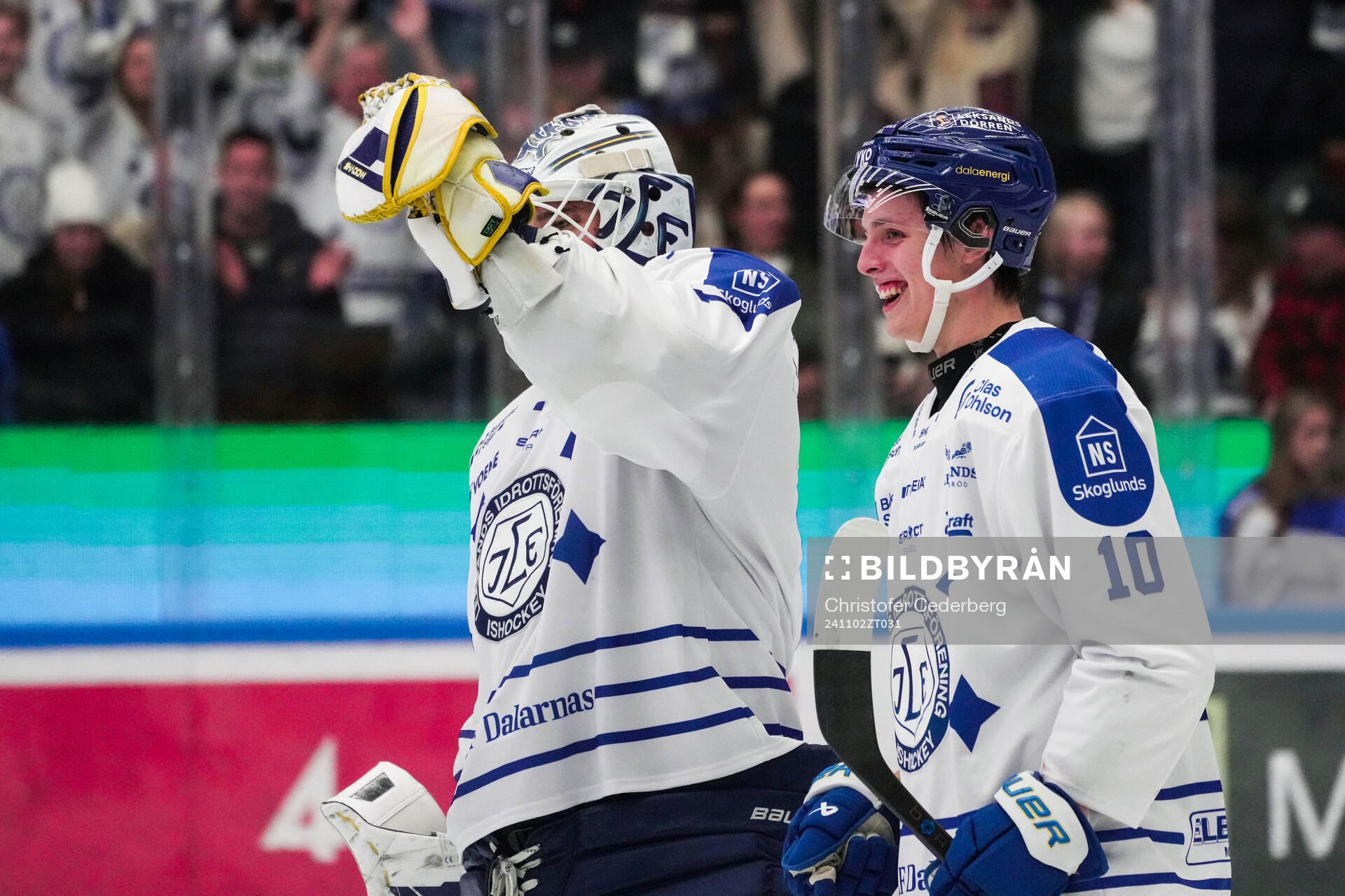 Leksands målvakt Marcus Gidlöf och Anton Johansson jublar