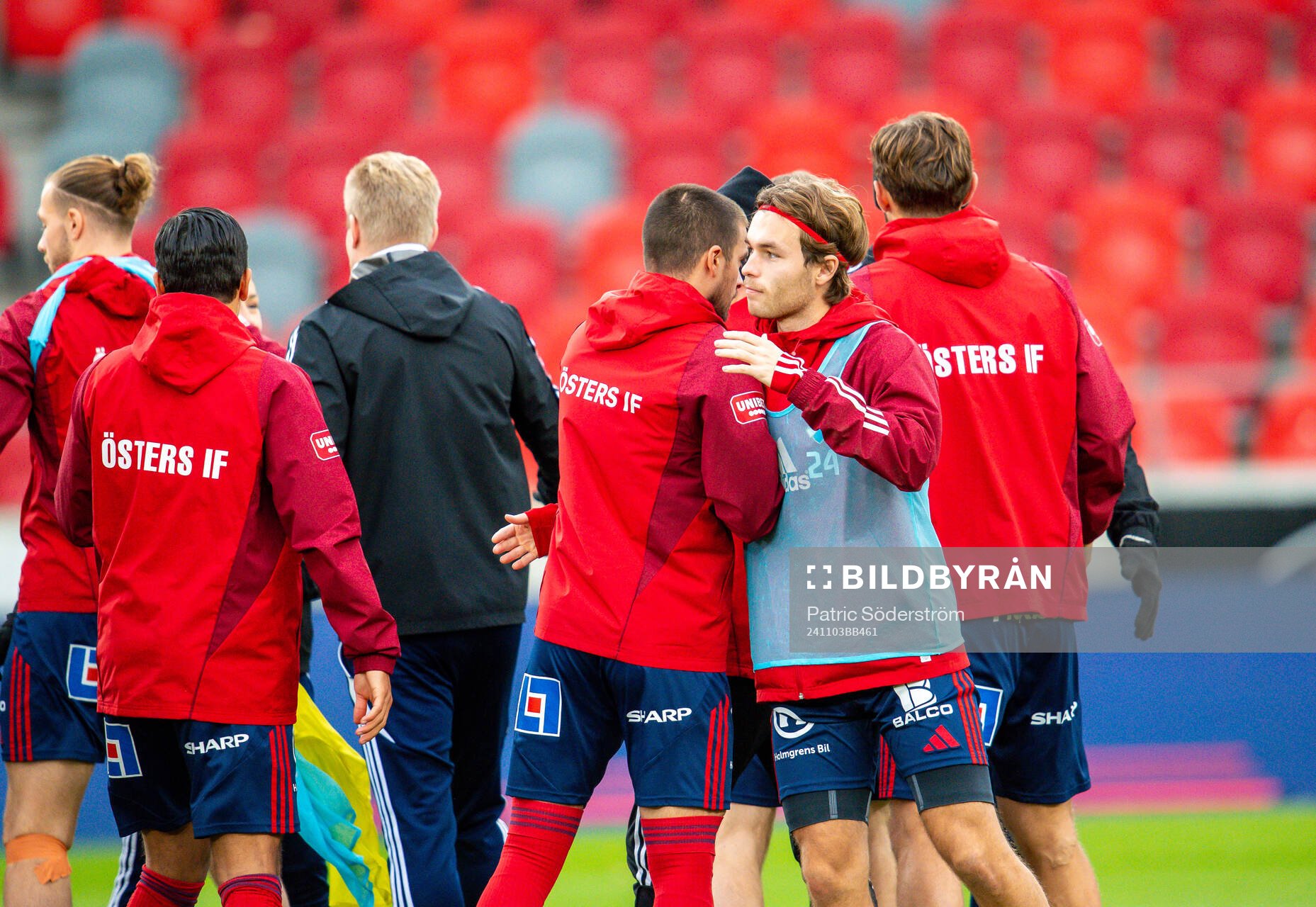 Östers IFs Theodor Johansson kramar om Vladimir Rodic värmer upp inför fotbollsmatchen i Superettan mellan Öster och Skövde AIK den 3 november 2024 i Växjö.