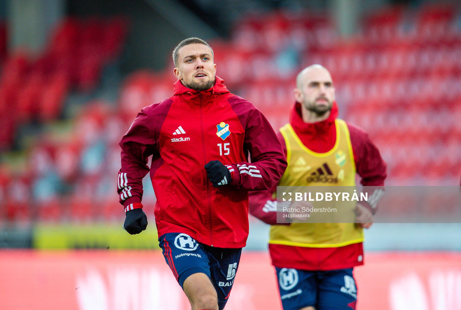 Östers IFs lagkapten Ivan Kricak och Sebastian Hedlund värmer upp inför fotbollsmatchen i Superettan mellan Öster och Skövde AIK den 3 november 2024 i Växjö.