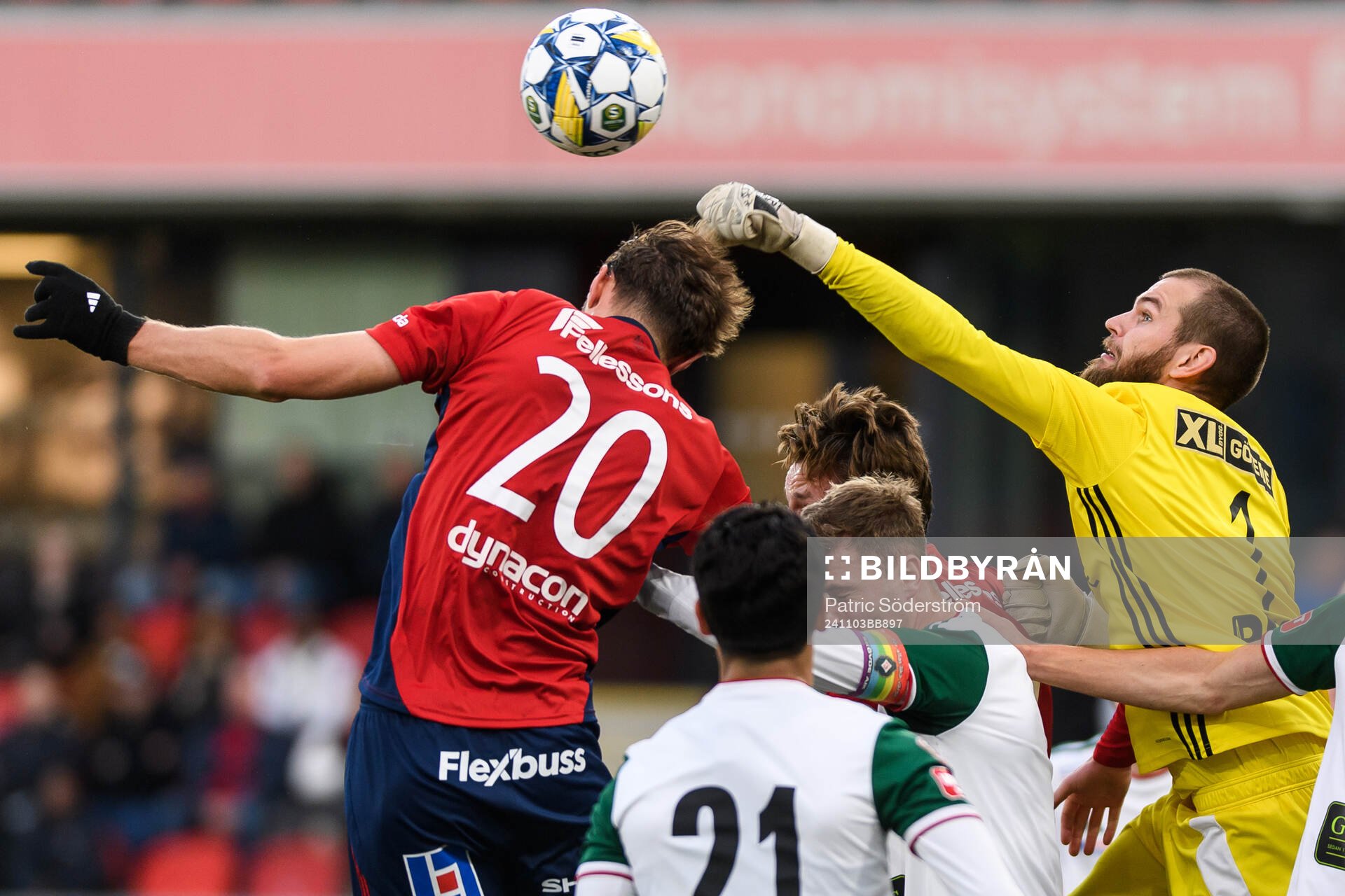 Östers Alibek Aliev och Skövde AIKs målvakt Markus Fröjd