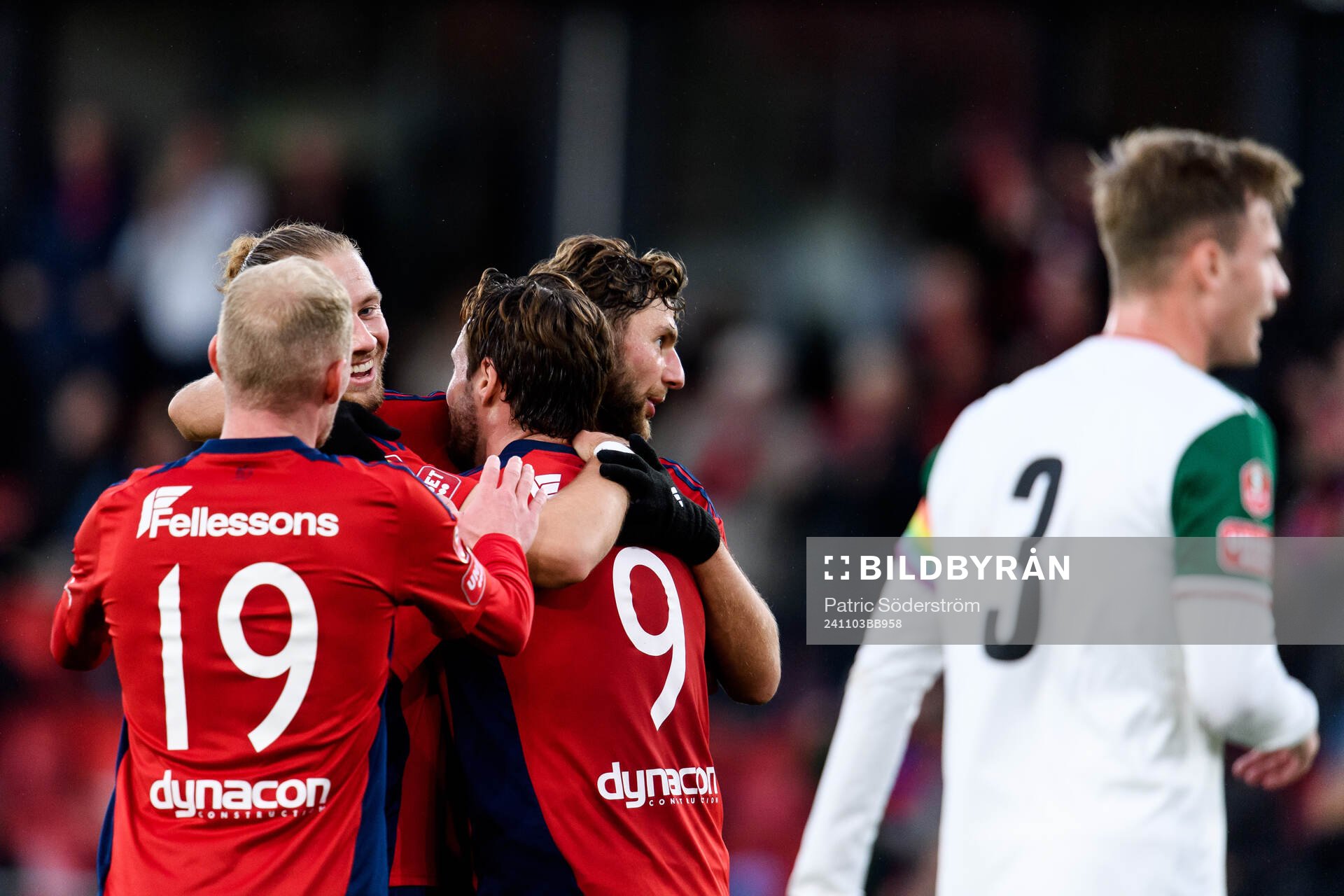 Östers Kevin Höög Jansson jublar med lagkamrater