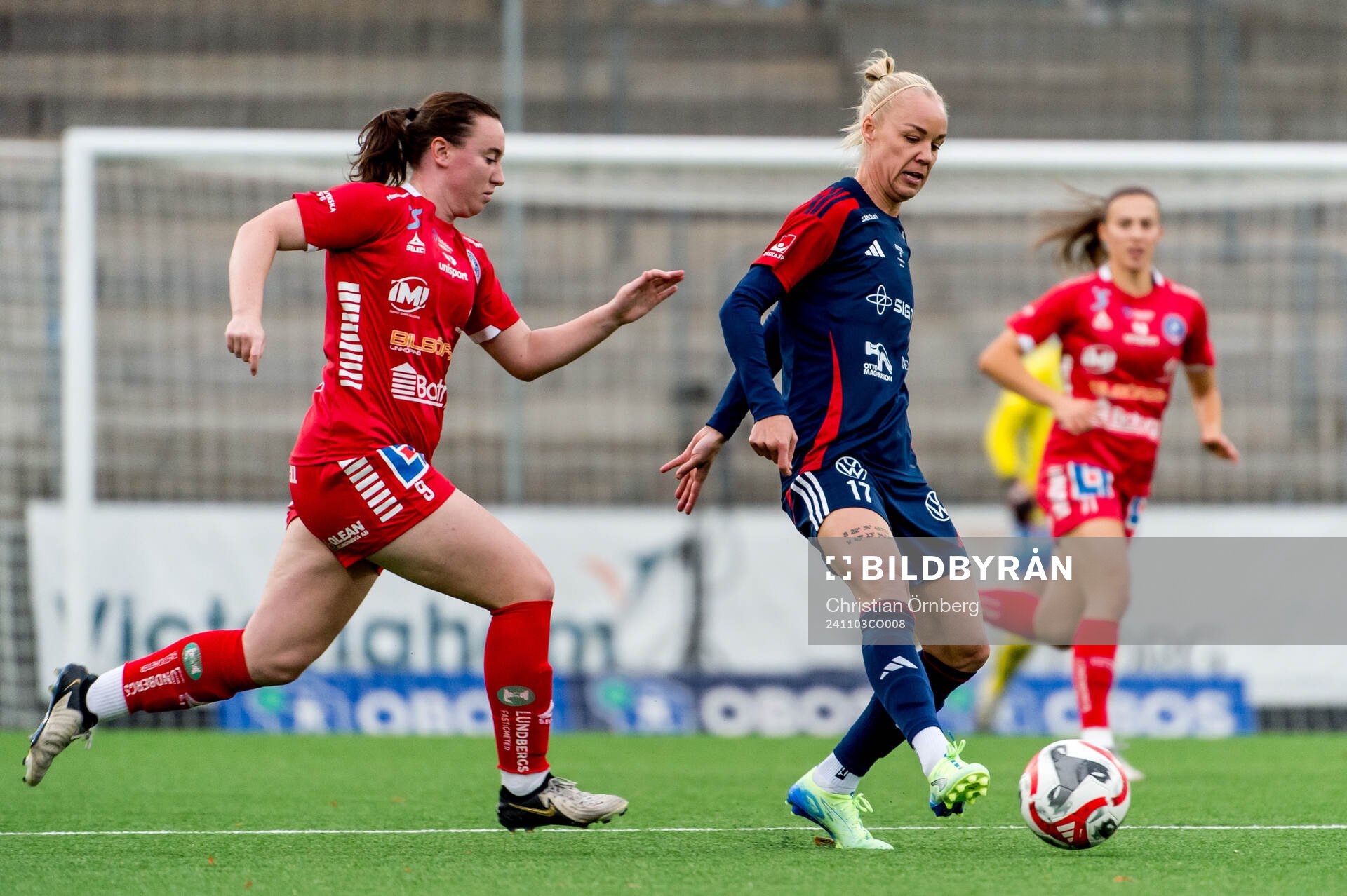 Linköpings Aimee Claypole och Rosengårds Caroline Seger under fotbollsmatchen i Damallsvenskan mellan Rosengård och Linköping den 3 november 2024 i Malmö.