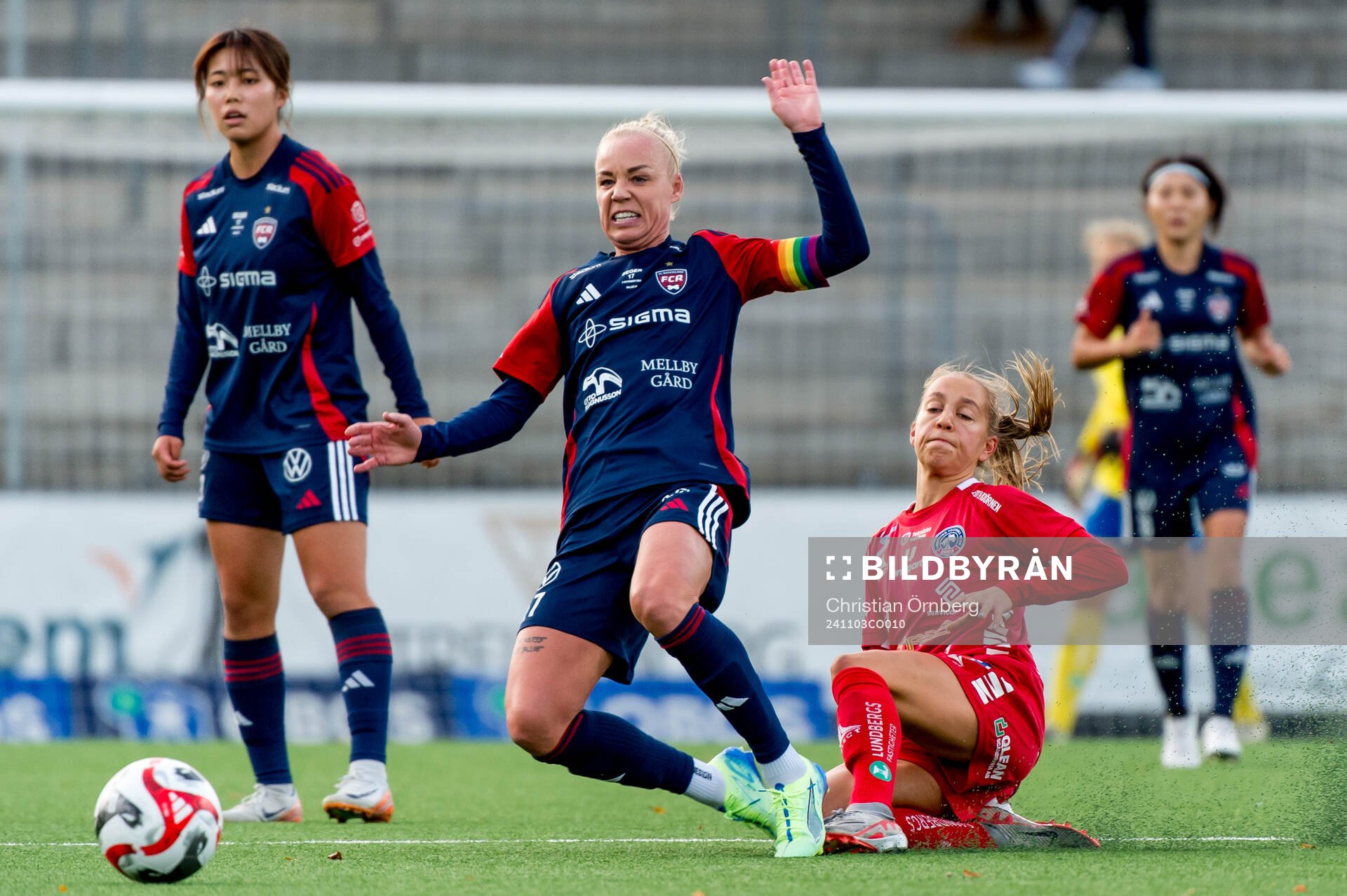 Rosengårds Caroline Seger och Linköpings Sara Eriksson under fotbollsmatchen i Damallsvenskan mellan Rosengård och Linköping den 3 november 2024 i Malmö.