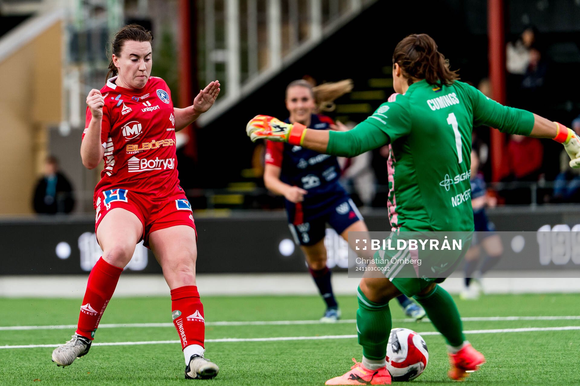Linköpings Aimee Claypole och Rosengårds målvakt Eartha