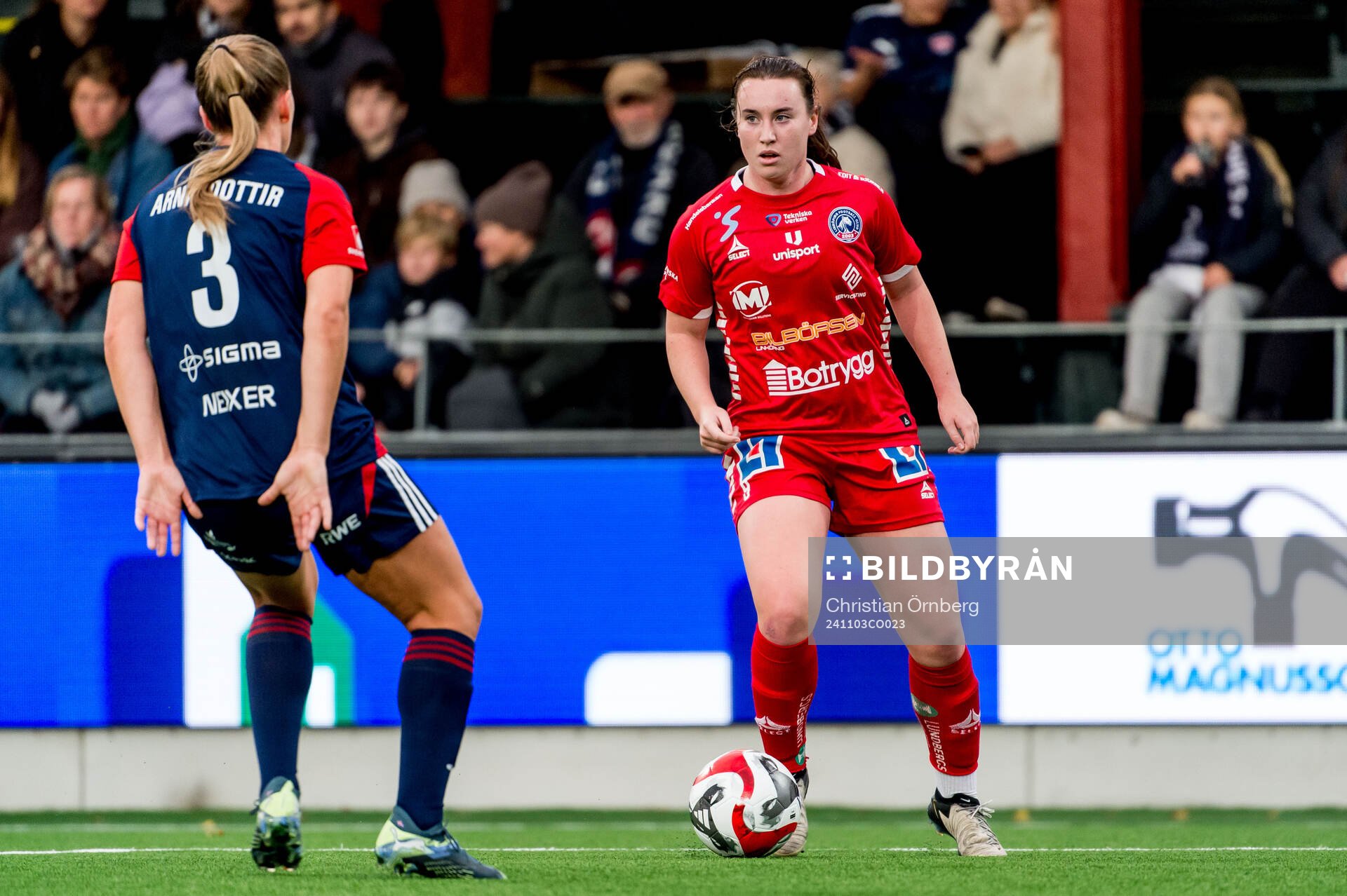Linköpings Aimee Claypole och Rosengårds Gudrun Arnardottir under fotbollsmatchen i Damallsvenskan mellan Rosengård och Linköping den 3 november 2024 i Malmö.